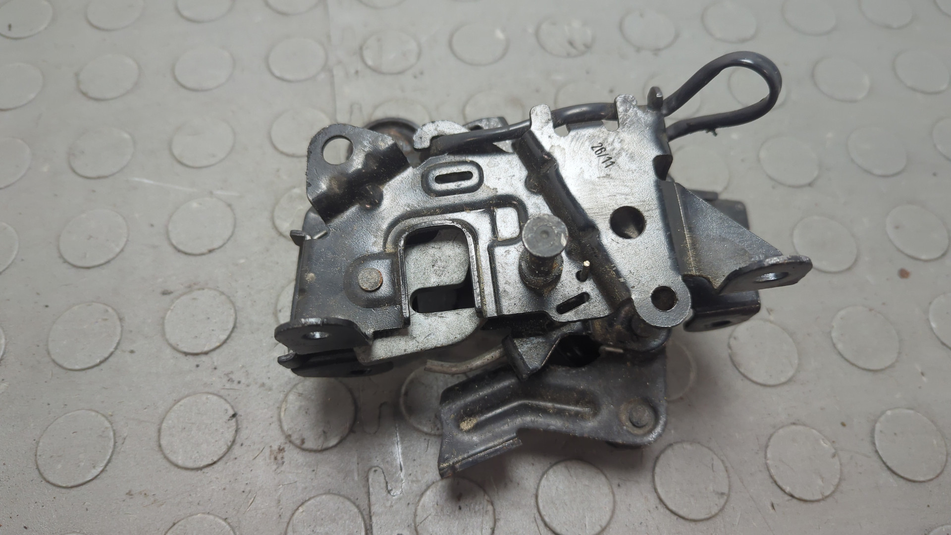 Замок капота