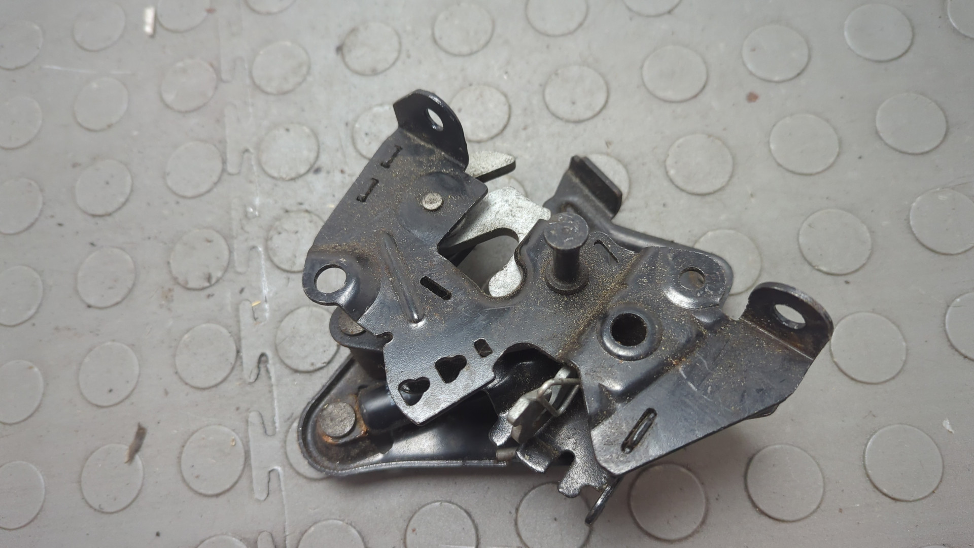 Замок капота