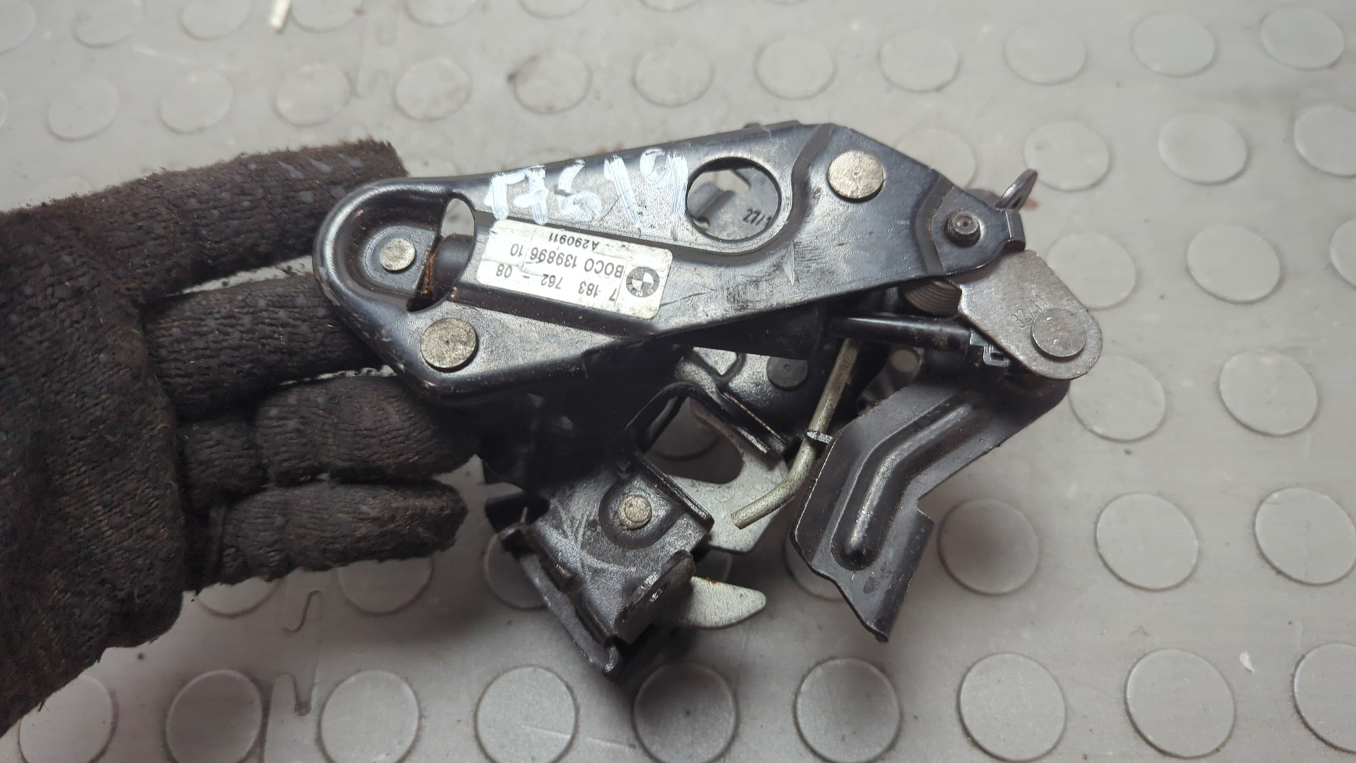 Замок капота