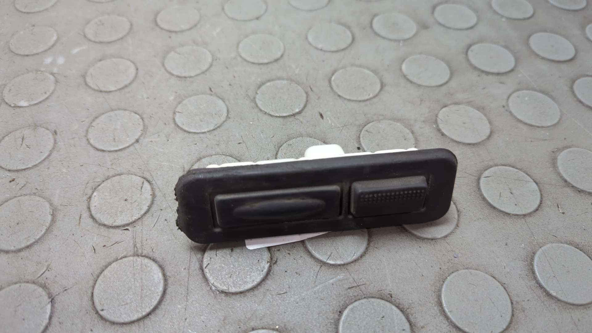 Кнопка открывания багажника