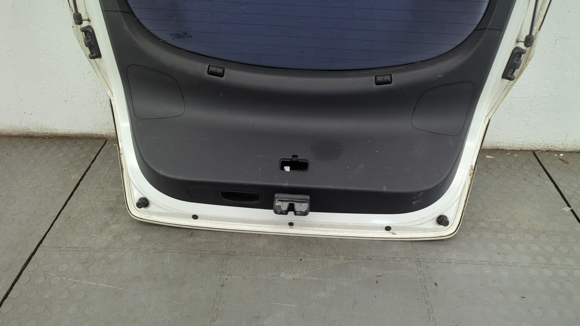 Дверь багажника