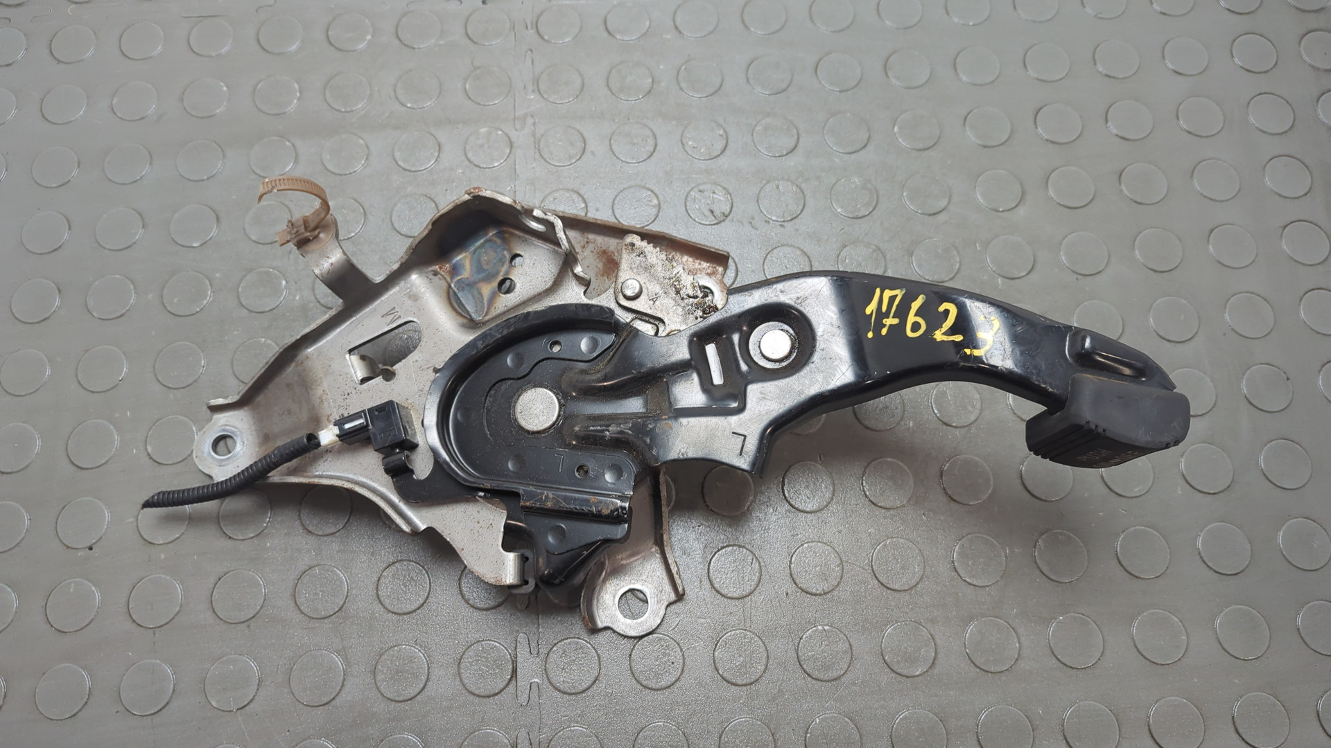 Рычаг стояночного тормоза