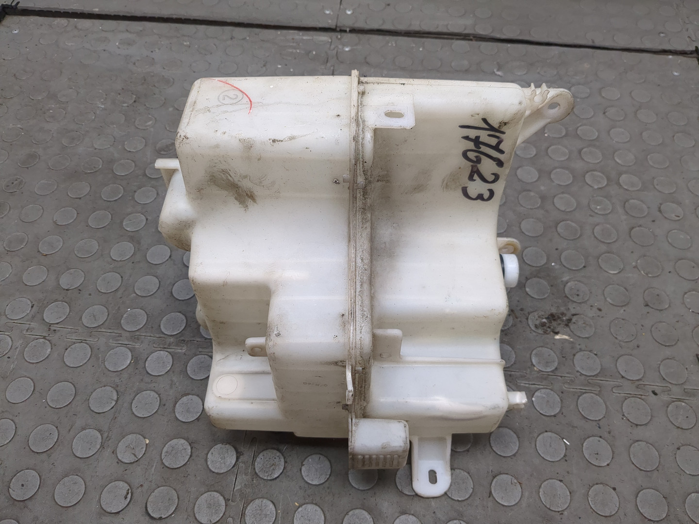 Бачок омывателя лобового стекла