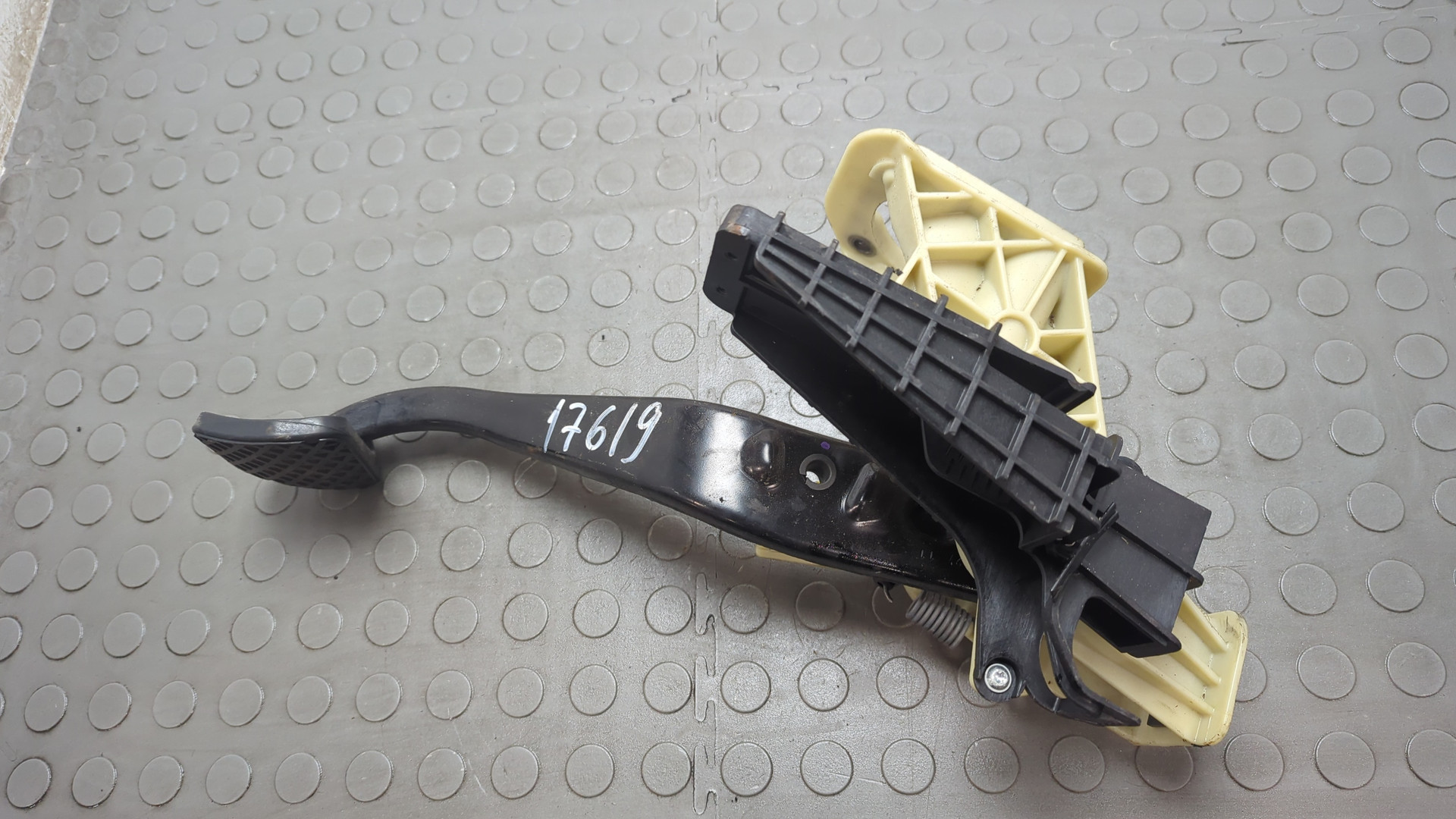 Педаль тормоза