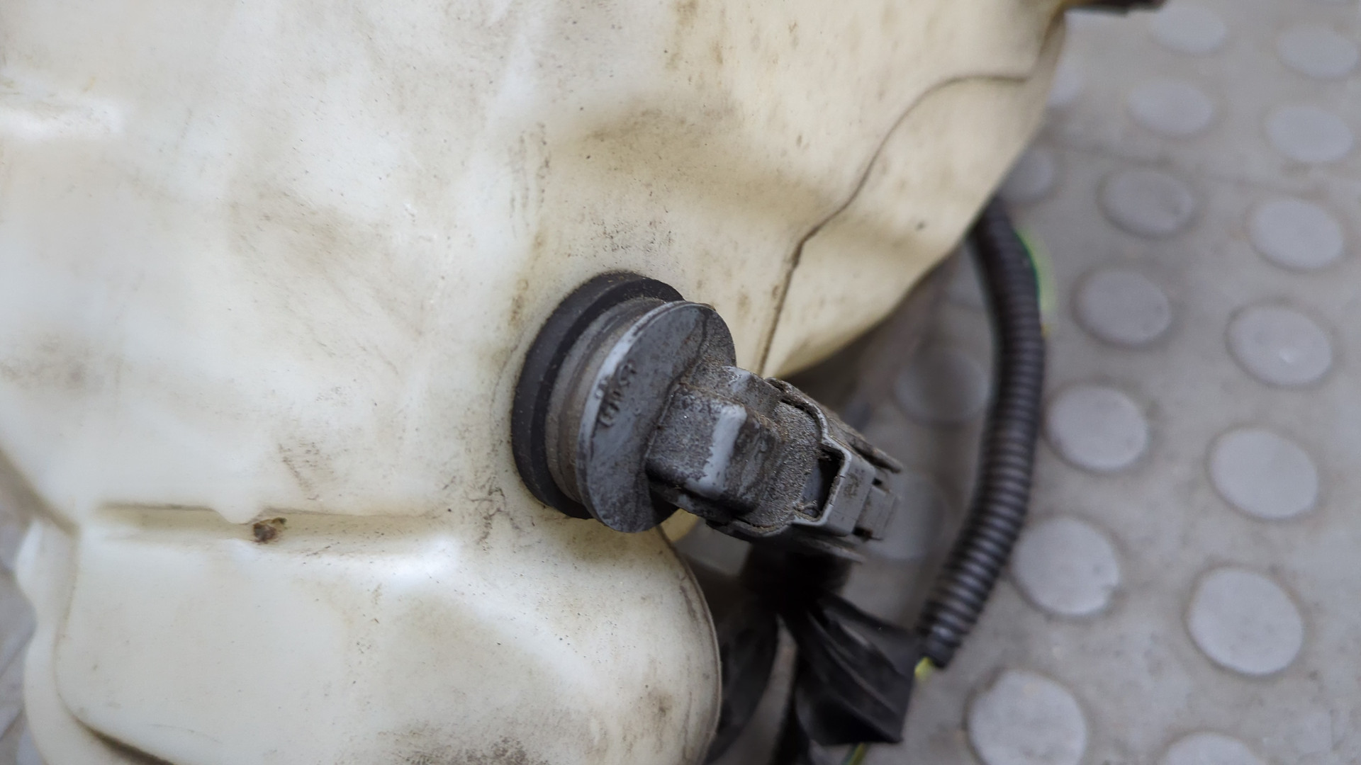 Бачок омывателя лобового стекла