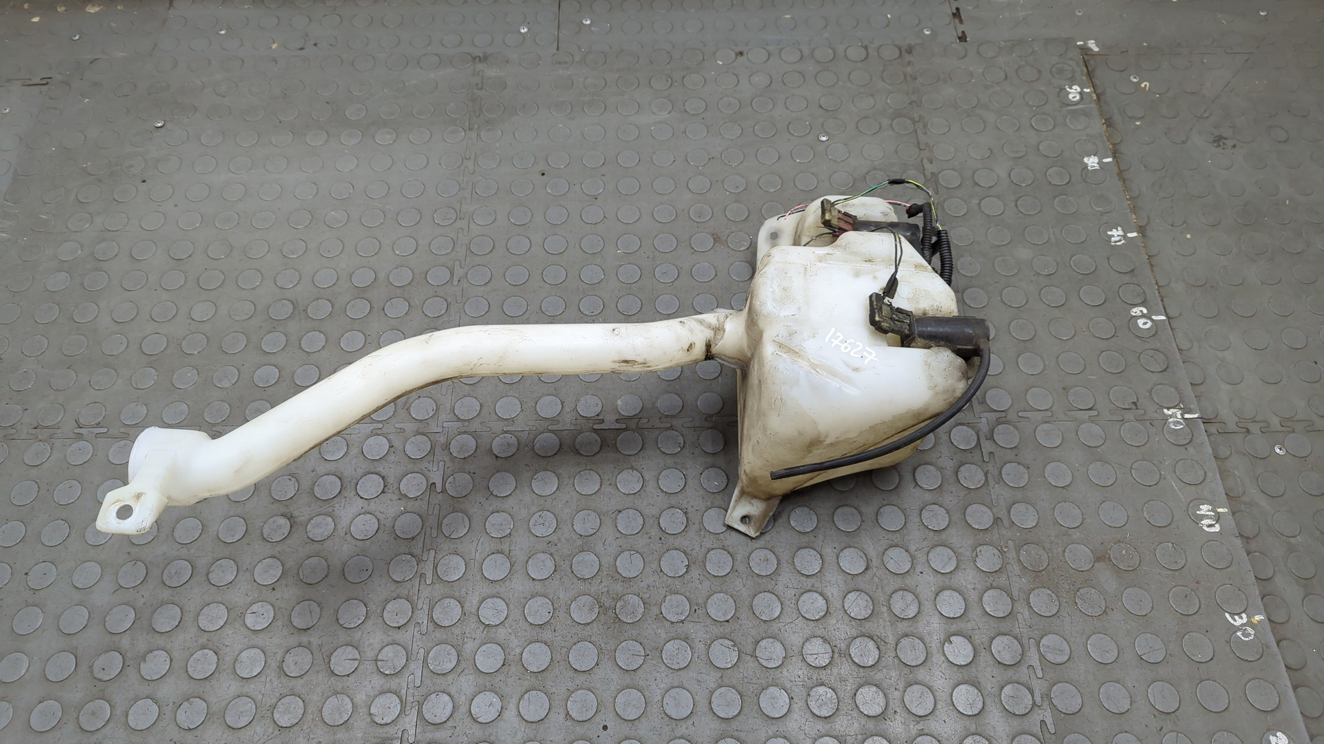 Бачок омывателя лобового стекла