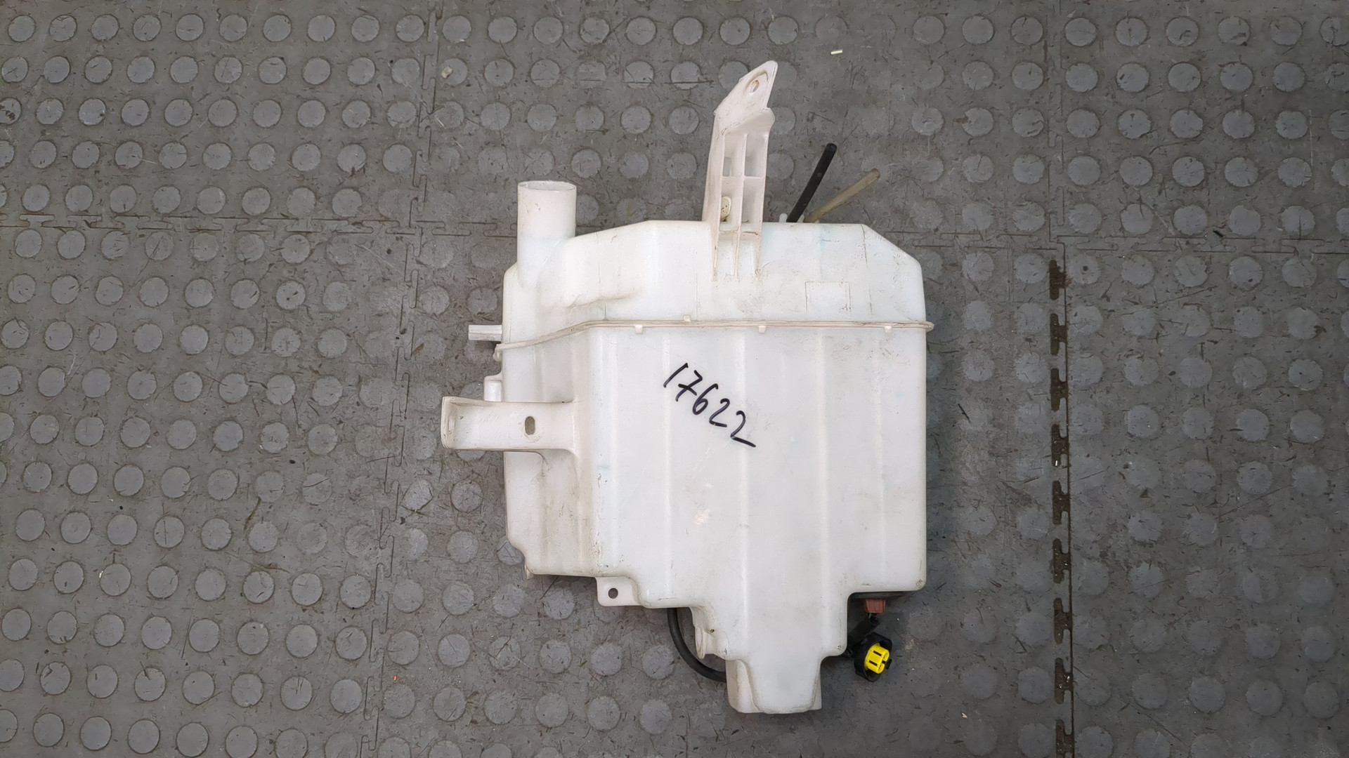 Бачок омывателя лобового стекла