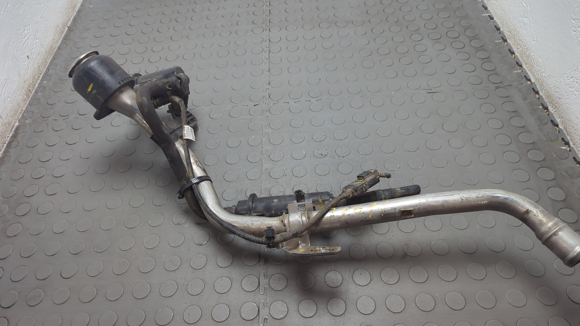 Горловина топливного бака