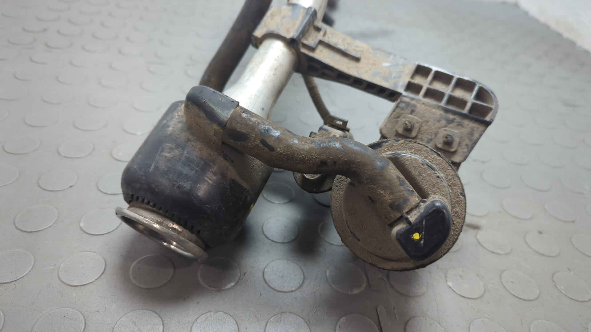 Горловина топливного бака