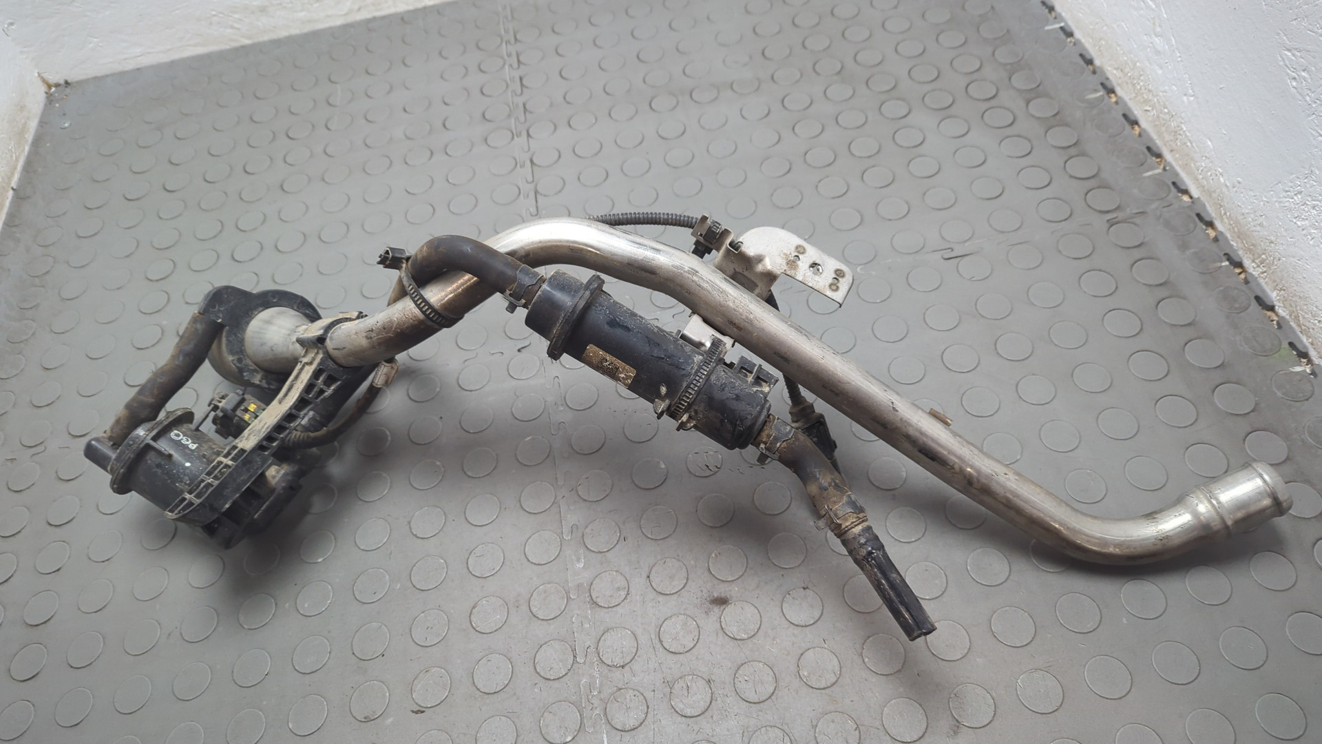 Горловина топливного бака