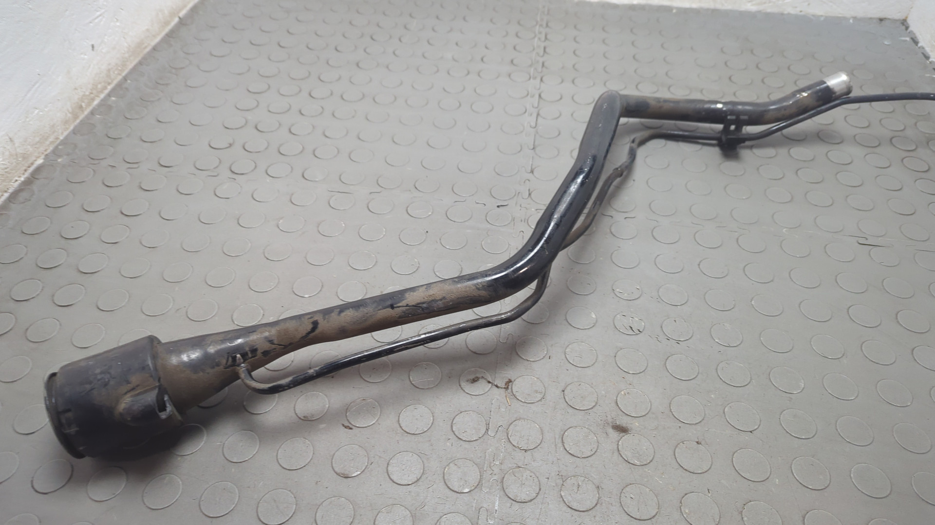 Горловина топливного бака