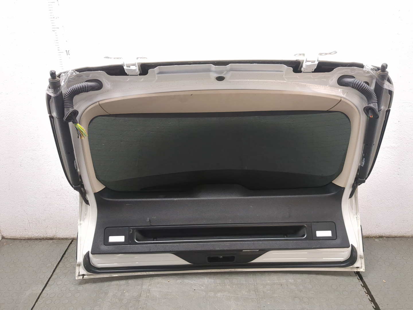 Дверь багажника