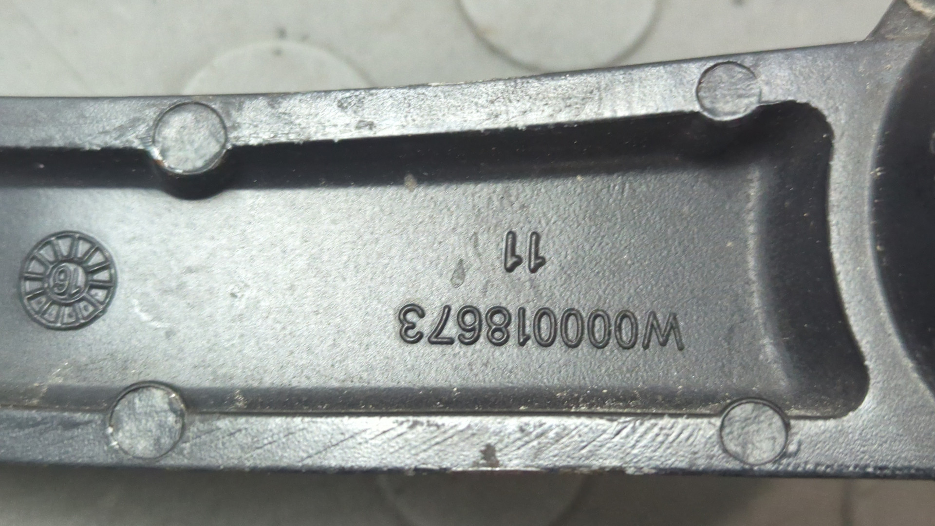 Поводок стеклоочистителя передний левый