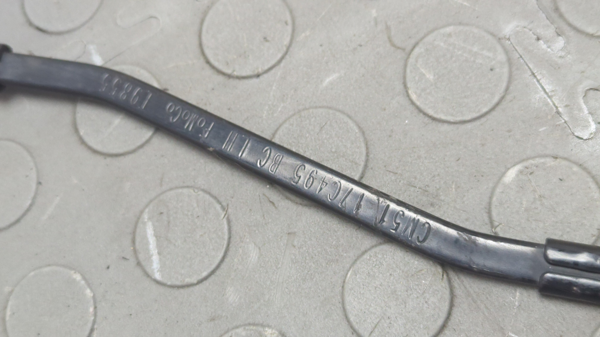 Поводок стеклоочистителя передний левый