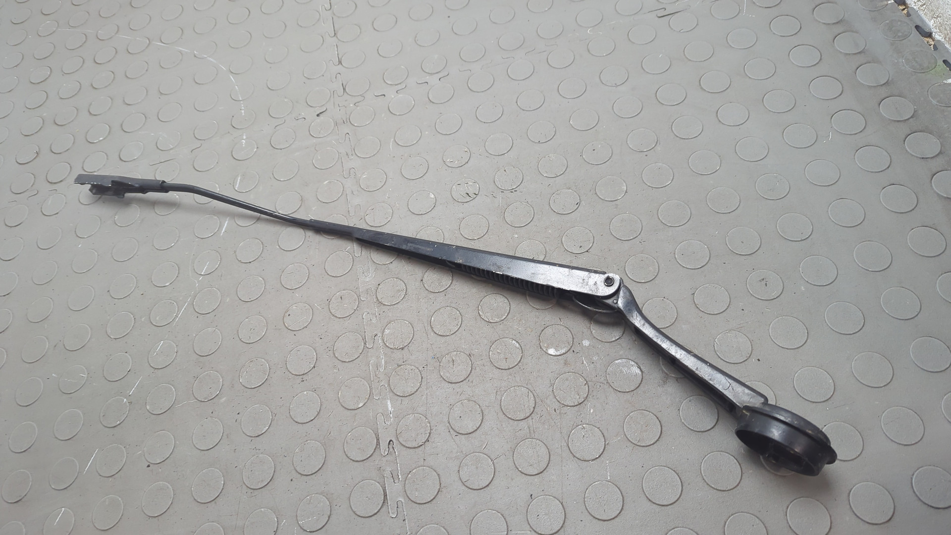 Поводок стеклоочистителя передний левый