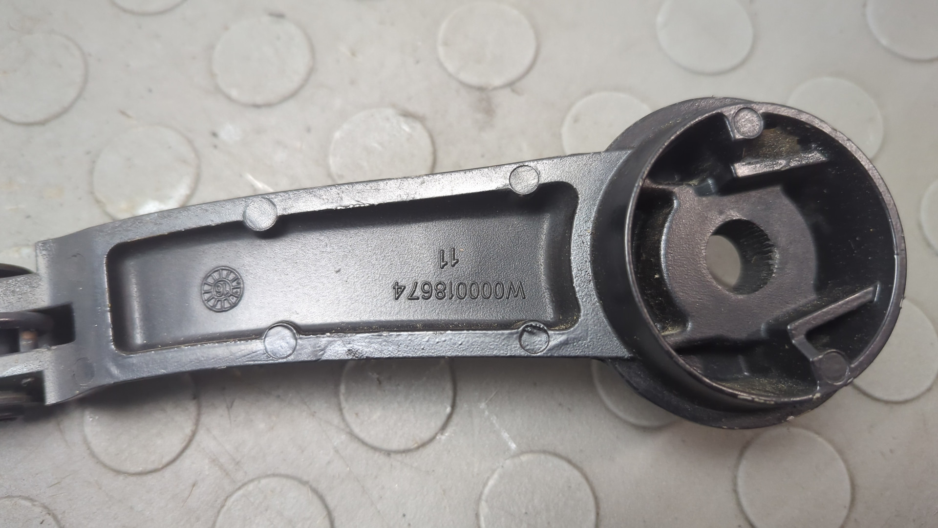 Поводок стеклоочистителя передний правый