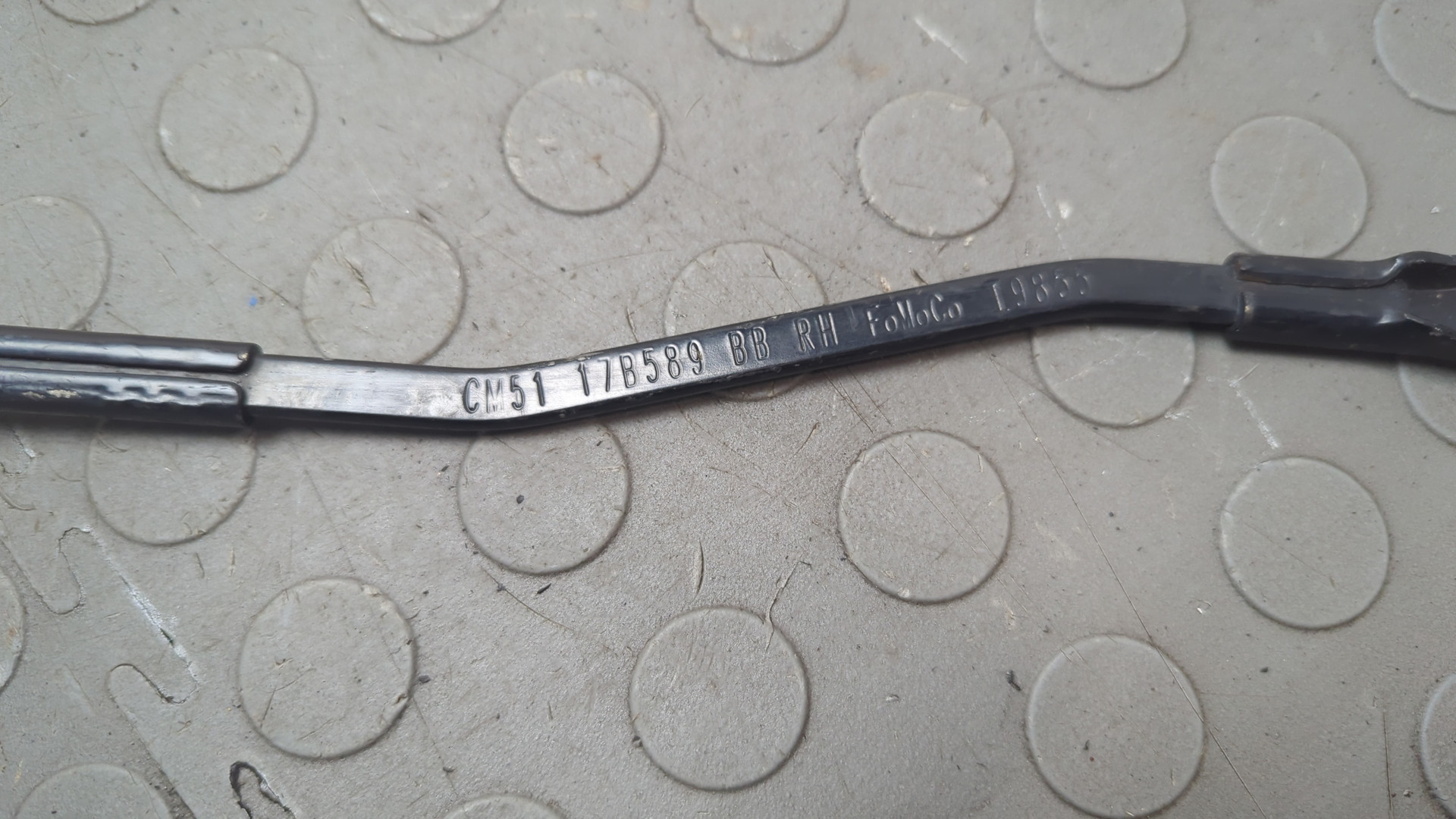 Поводок стеклоочистителя передний правый