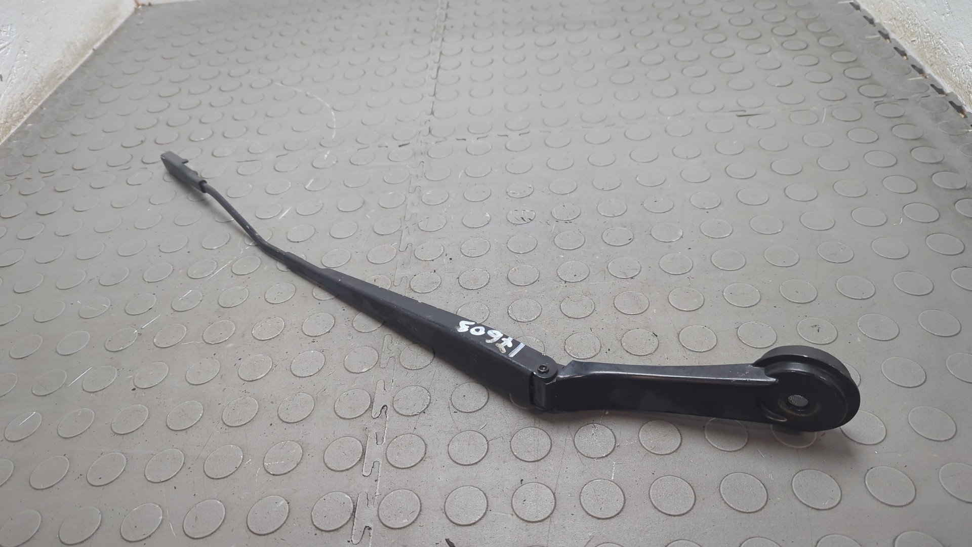 Поводок стеклоочистителя передний правый