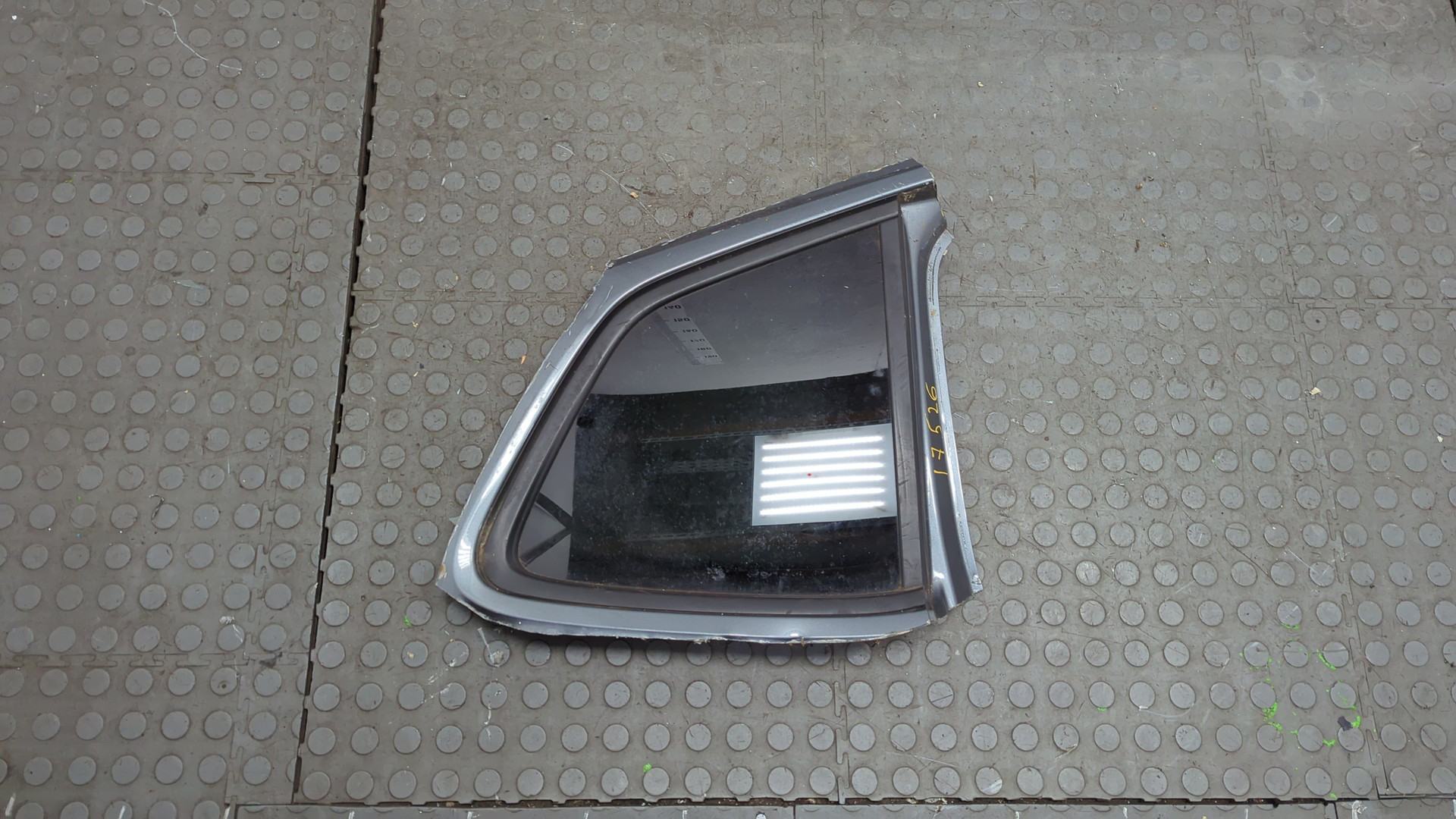 Стекло кузовное глухое правое