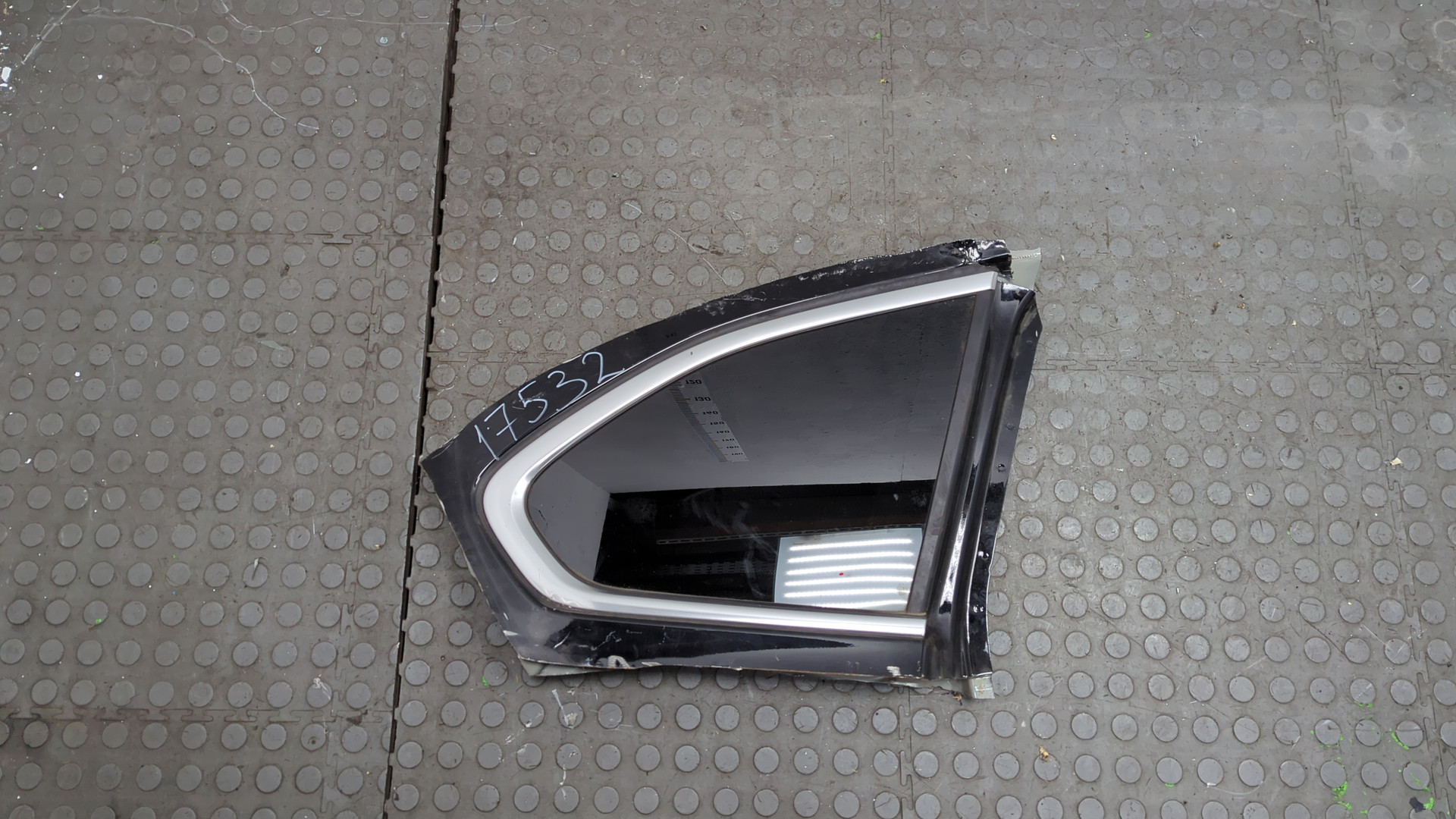 Стекло кузовное глухое правое