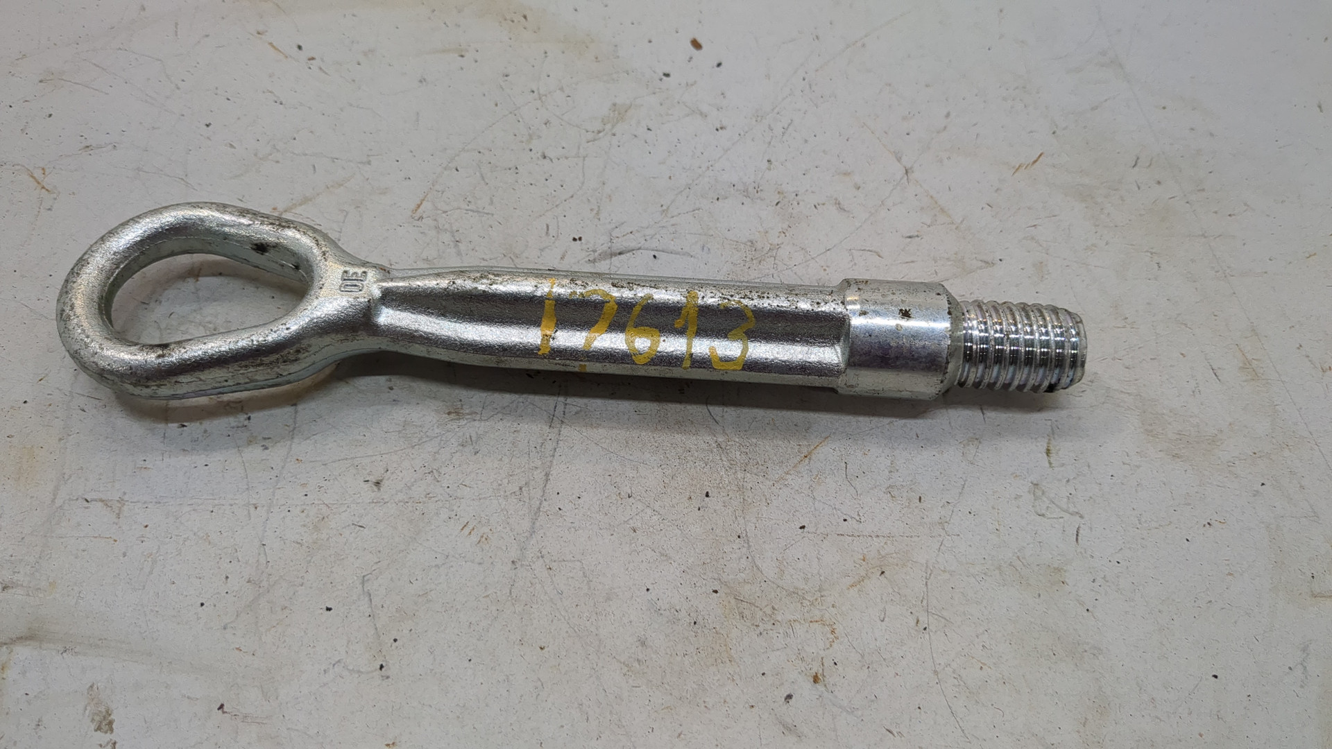 Крюк буксировочный