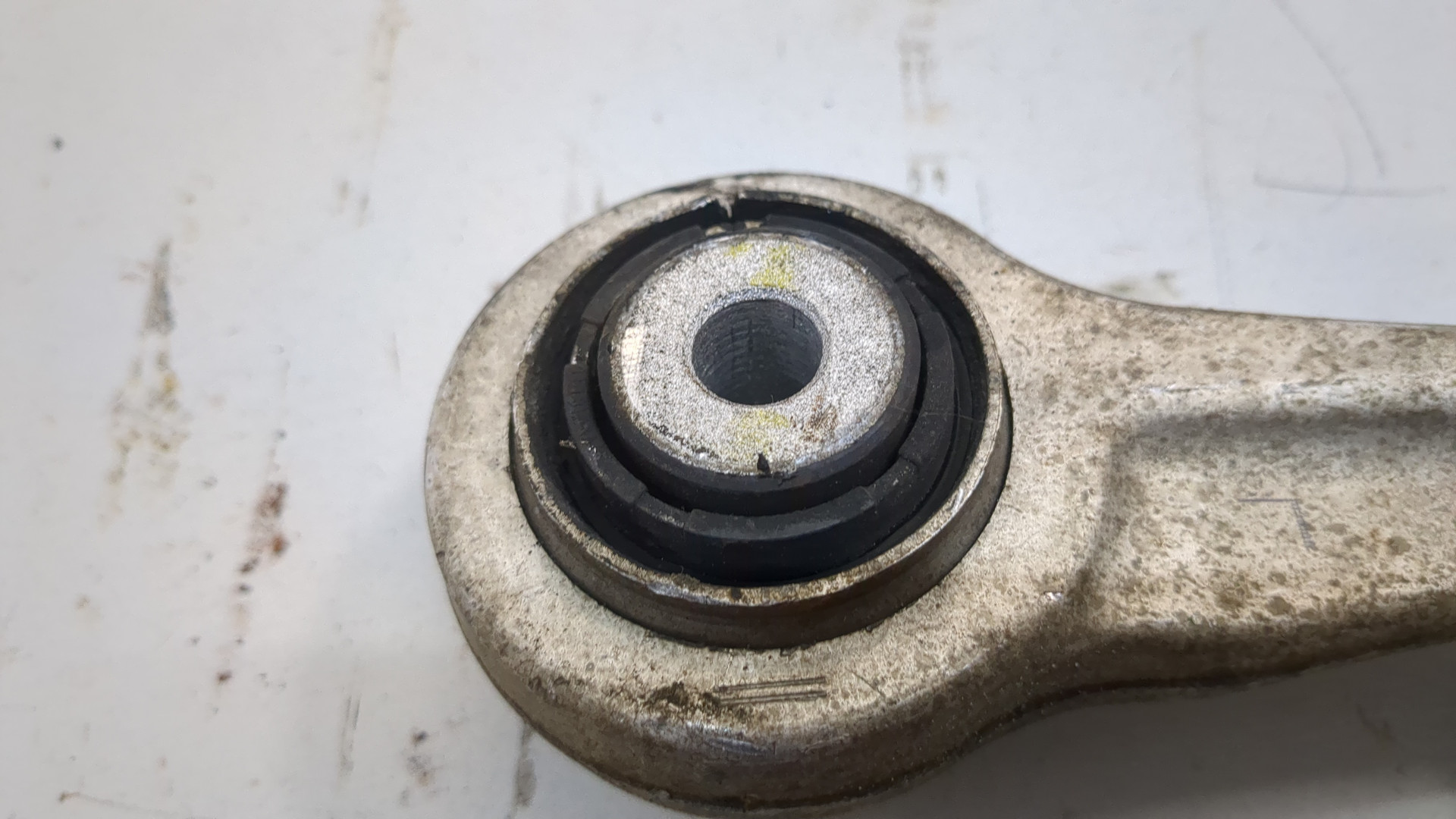 Рычаг задний левый