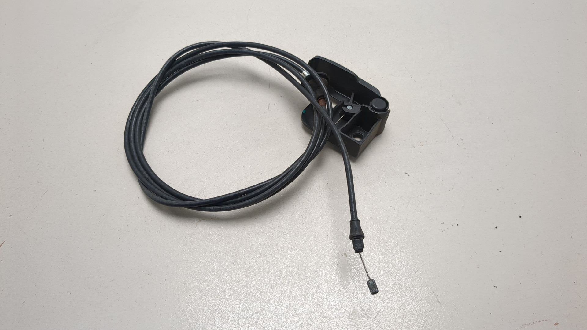 Трос открывания капота