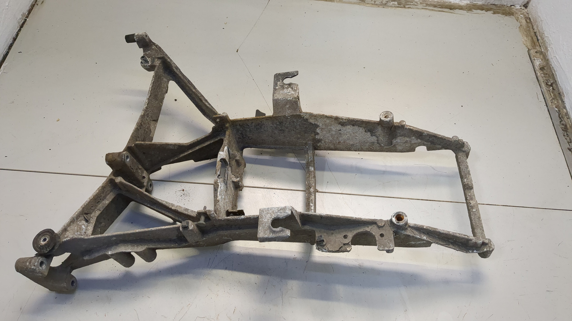 Кронштейн фар левый