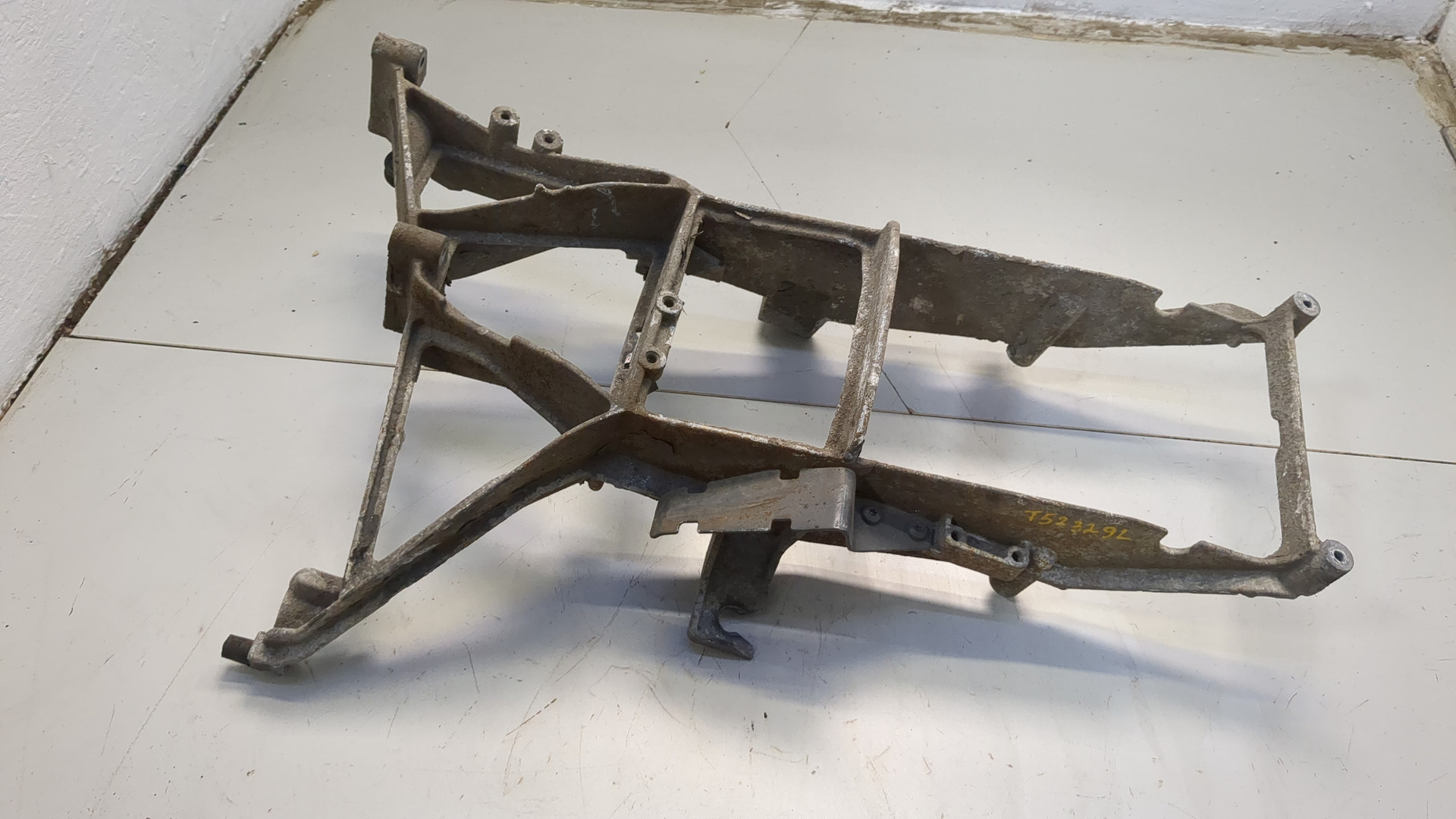 Кронштейн фар левый