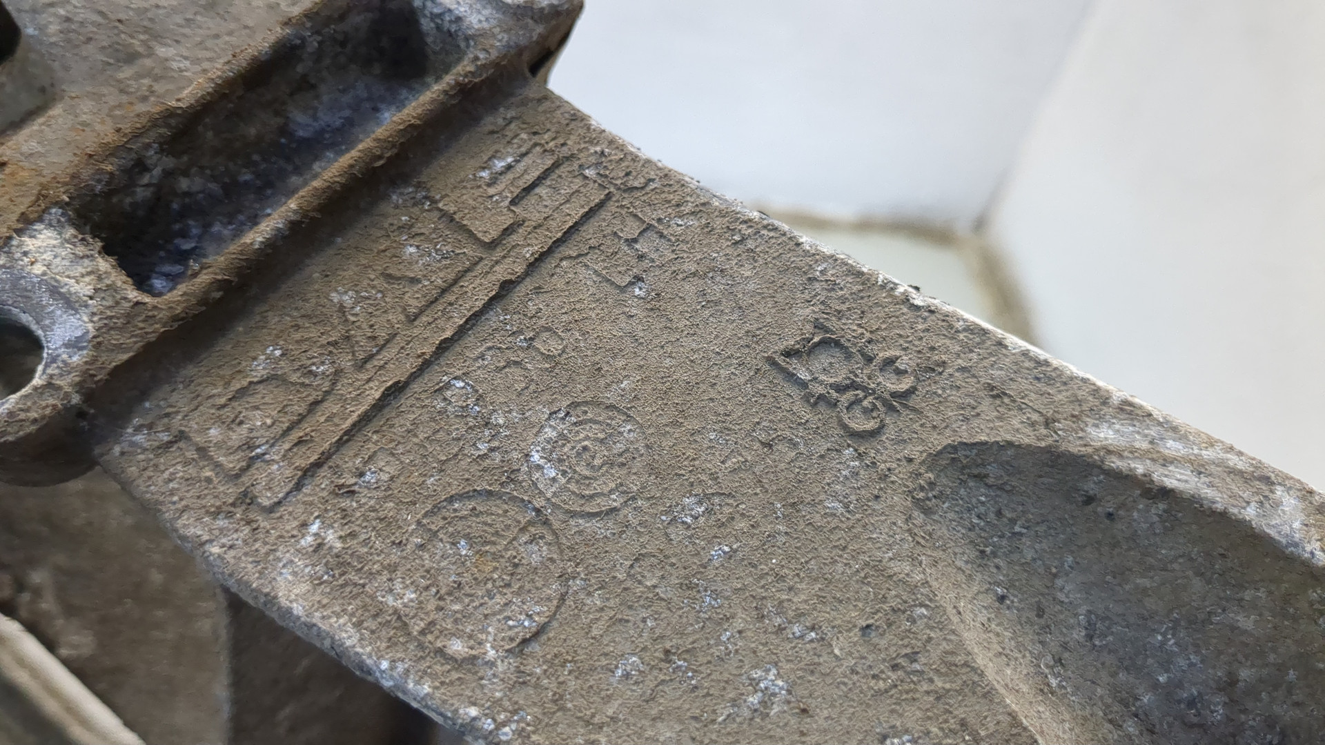 Кронштейн фар левый