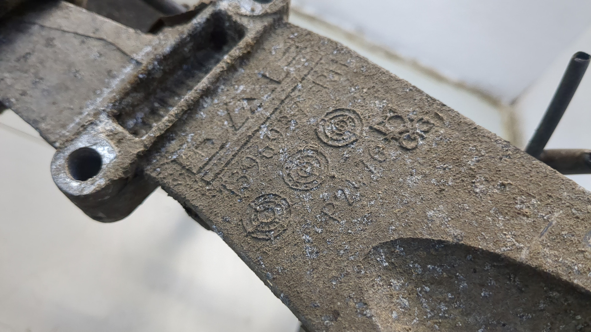 Кронштейн фар правый