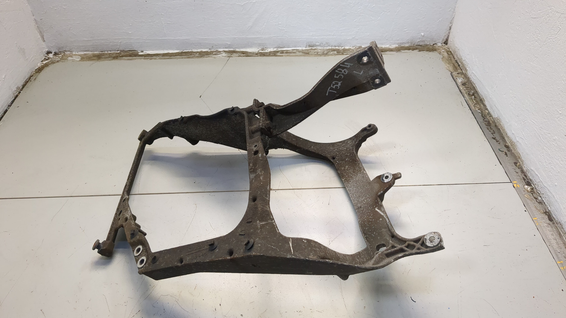 Кронштейн фар левый