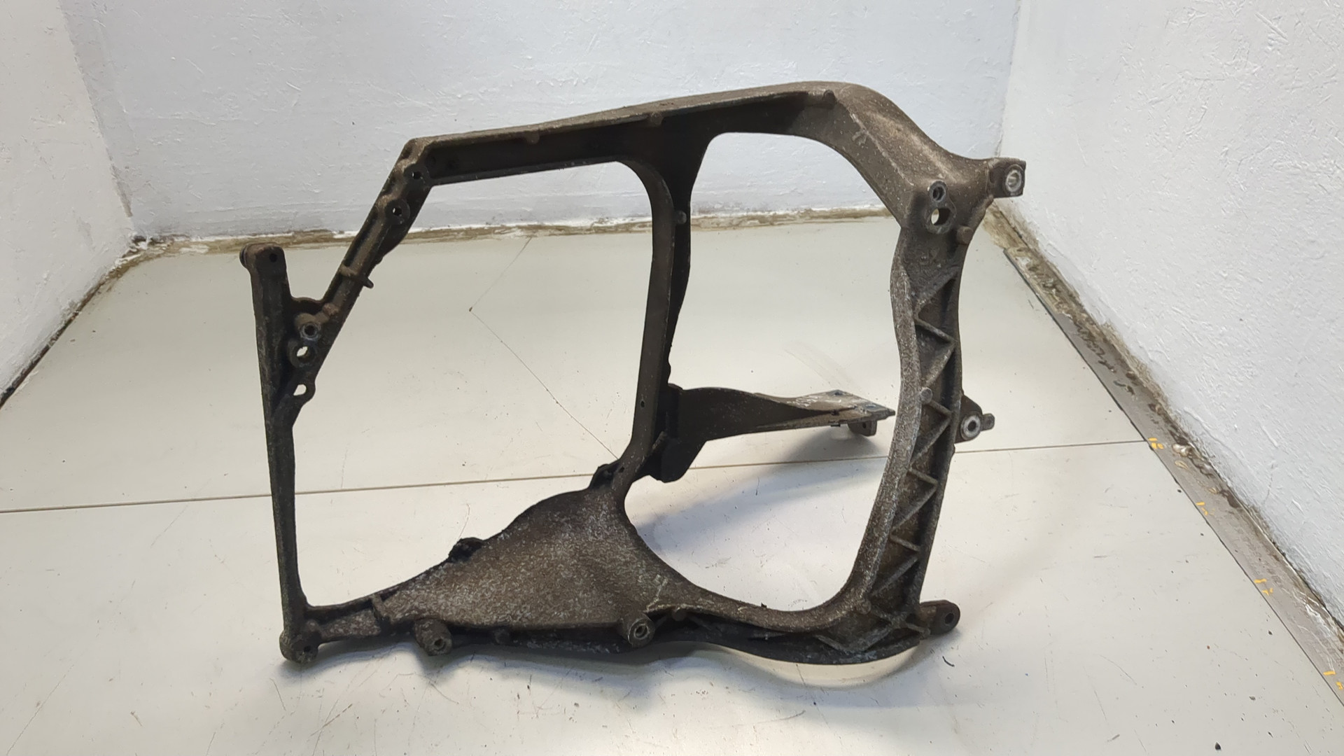 Кронштейн фар левый