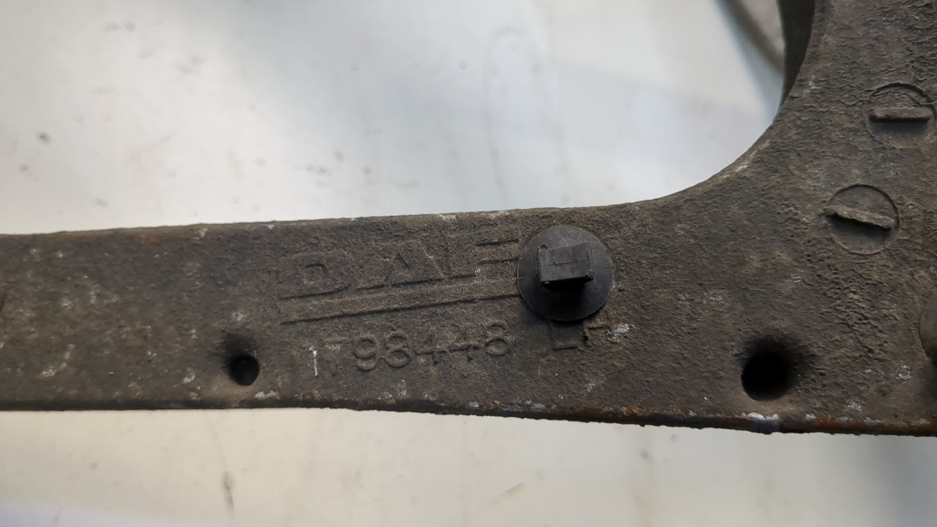 Кронштейн фар левый