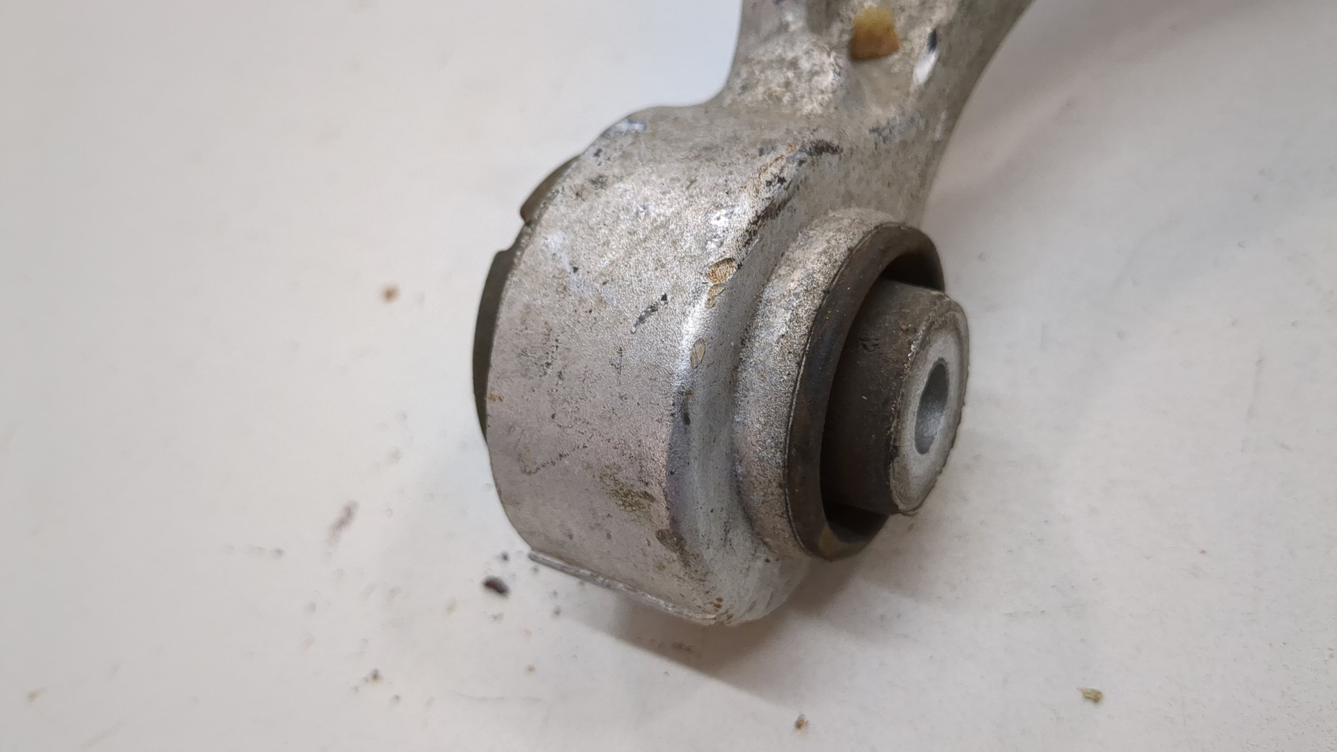 Рычаг передний правый