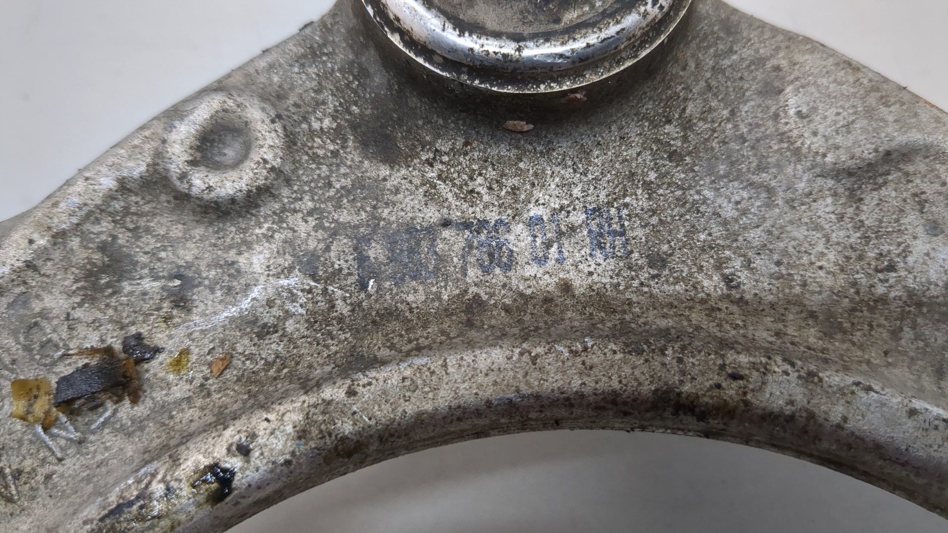 Рычаг передний правый