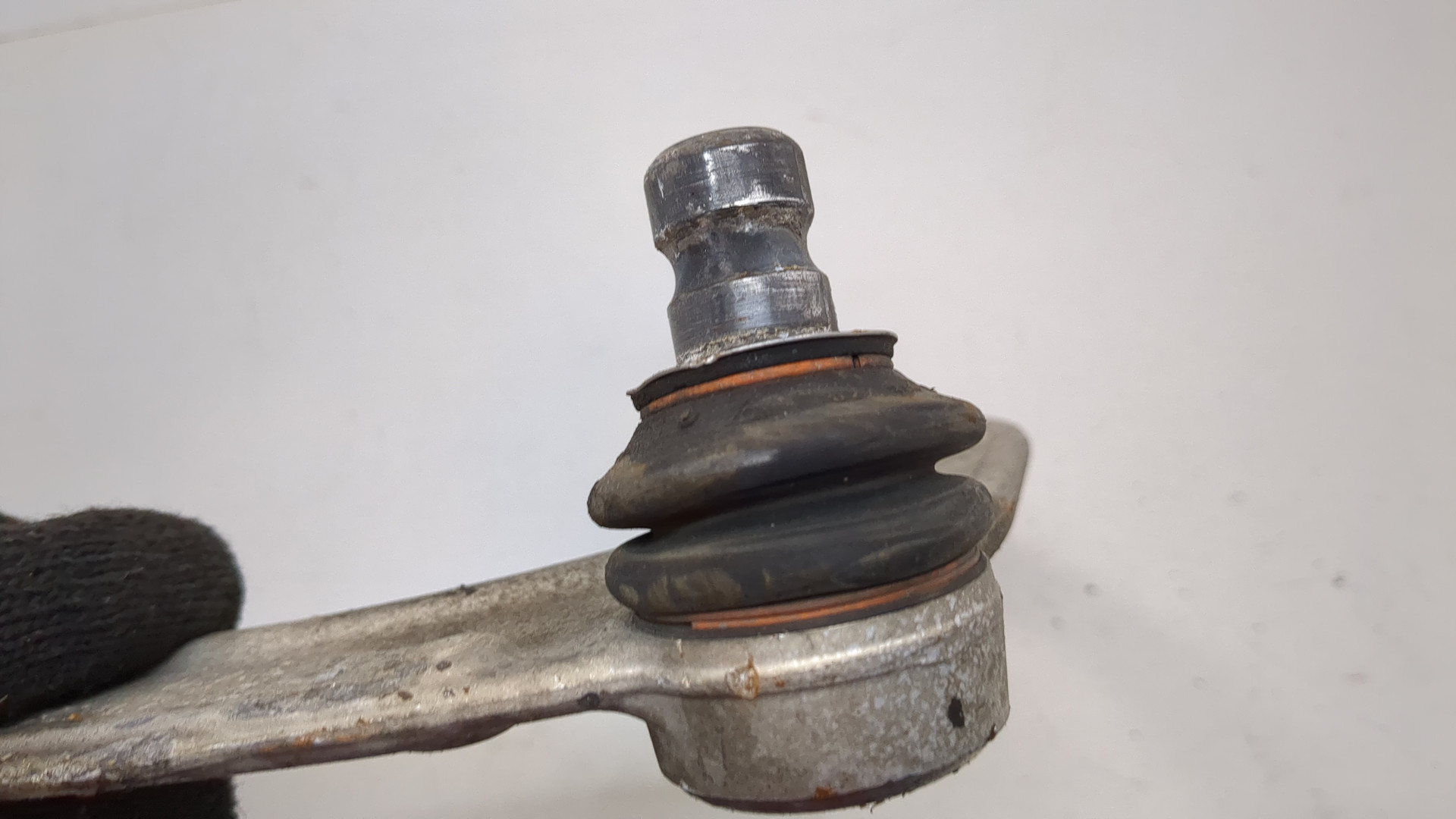 Рычаг передний правый