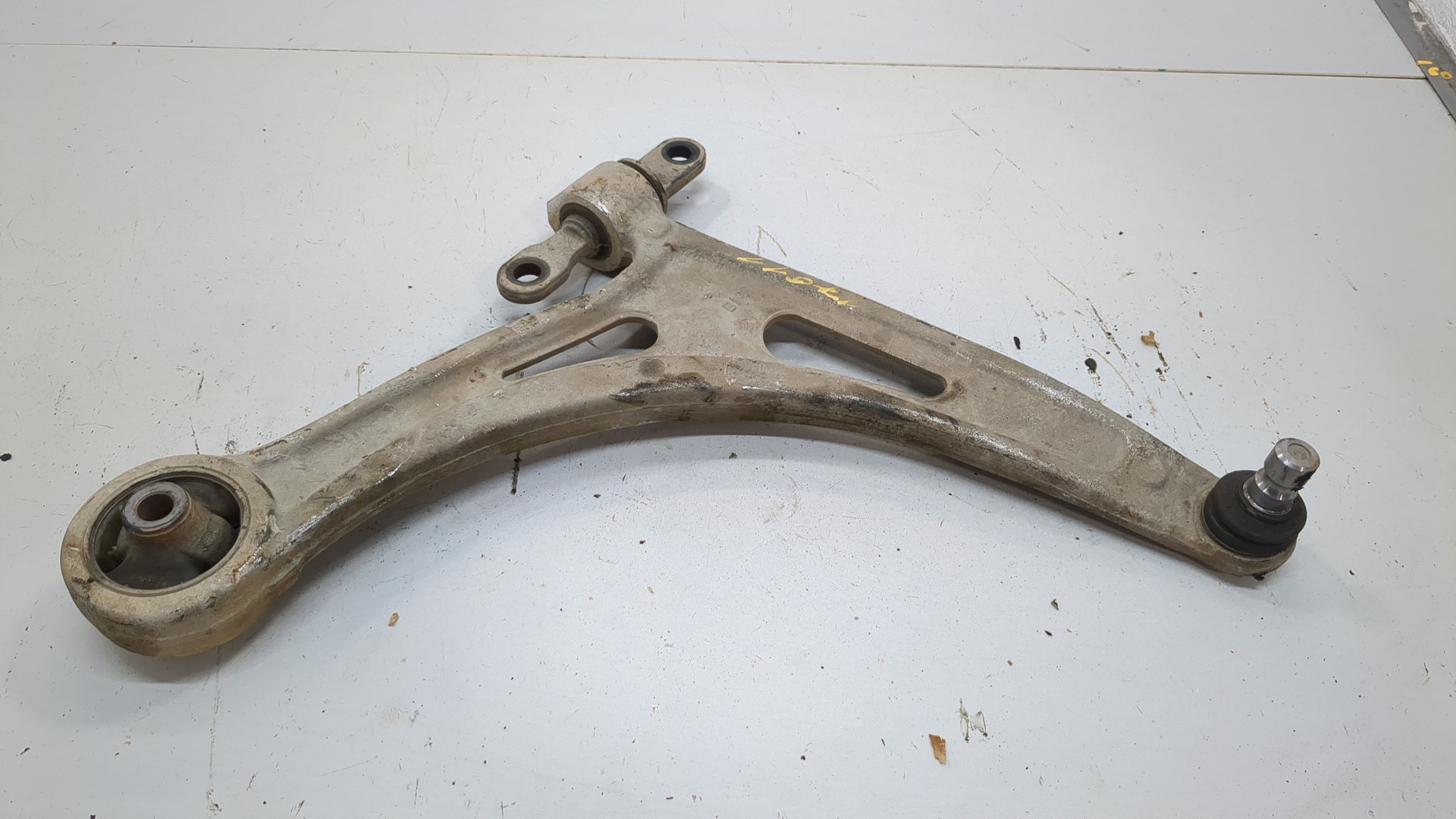 Рычаг передний правый