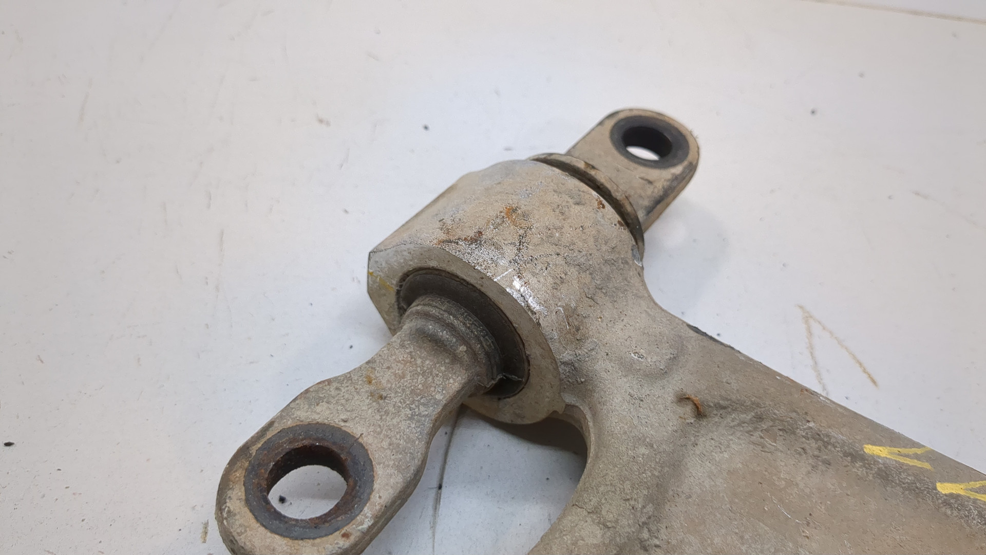 Рычаг передний правый