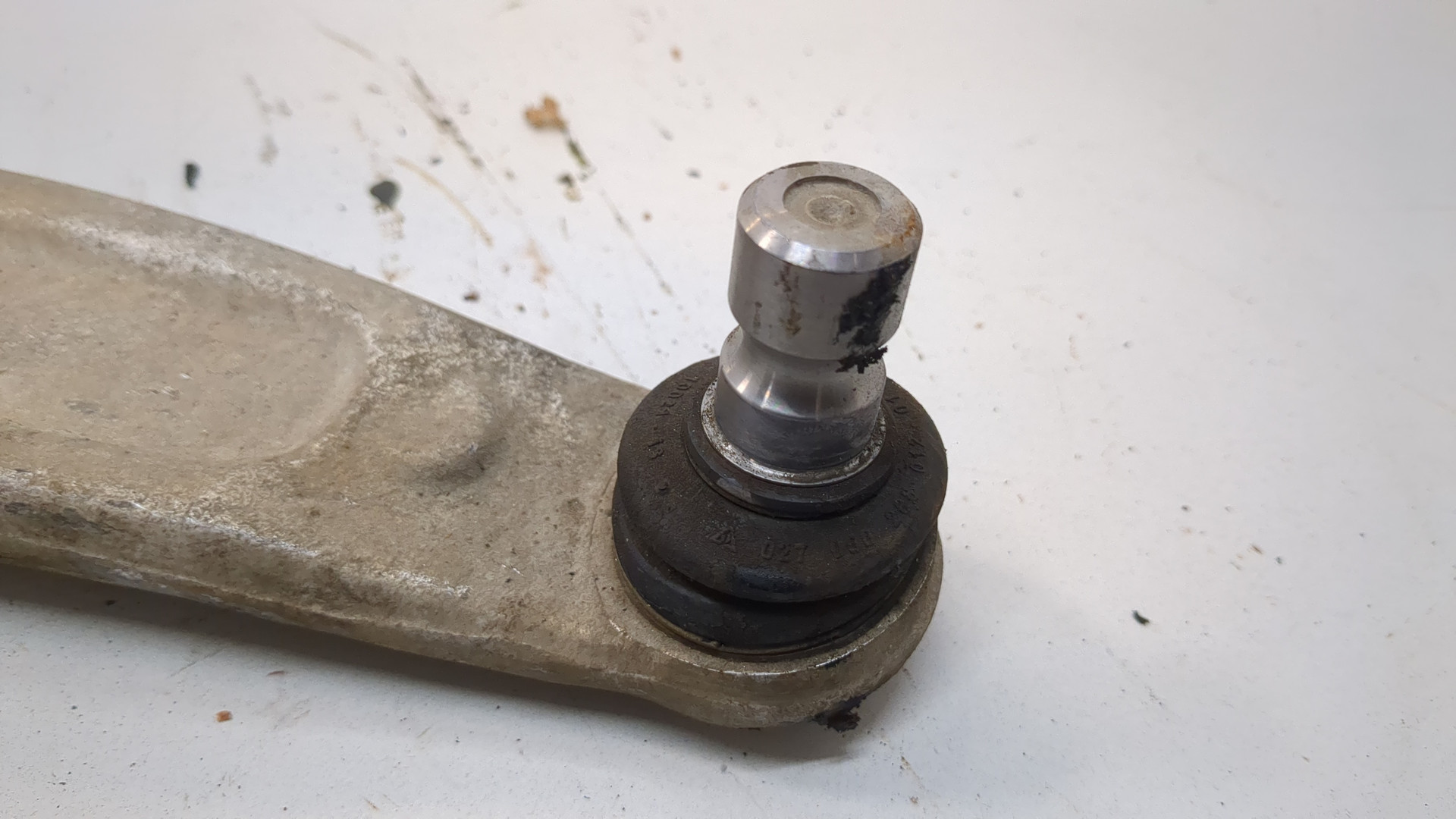 Рычаг передний правый