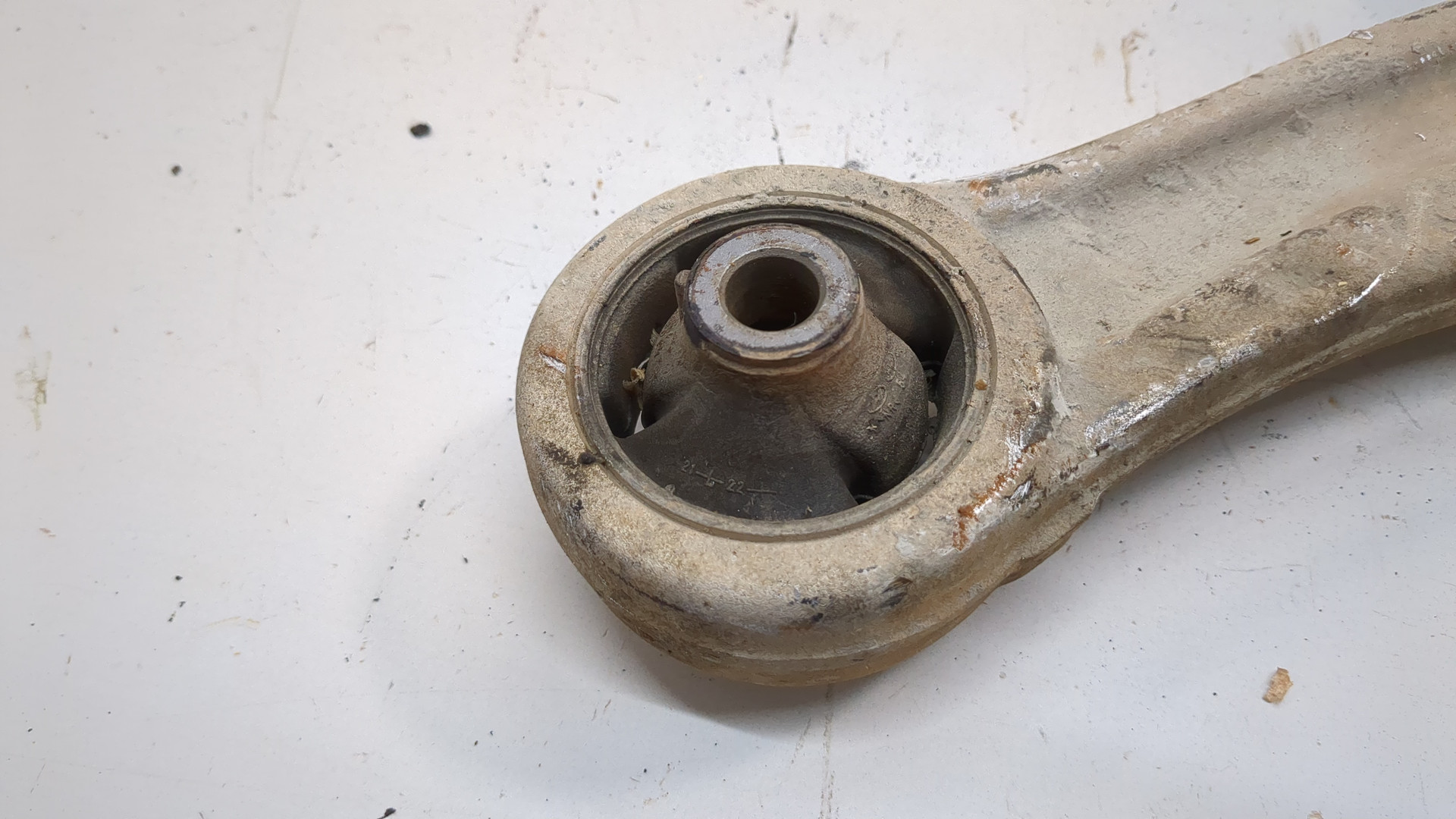 Рычаг передний правый