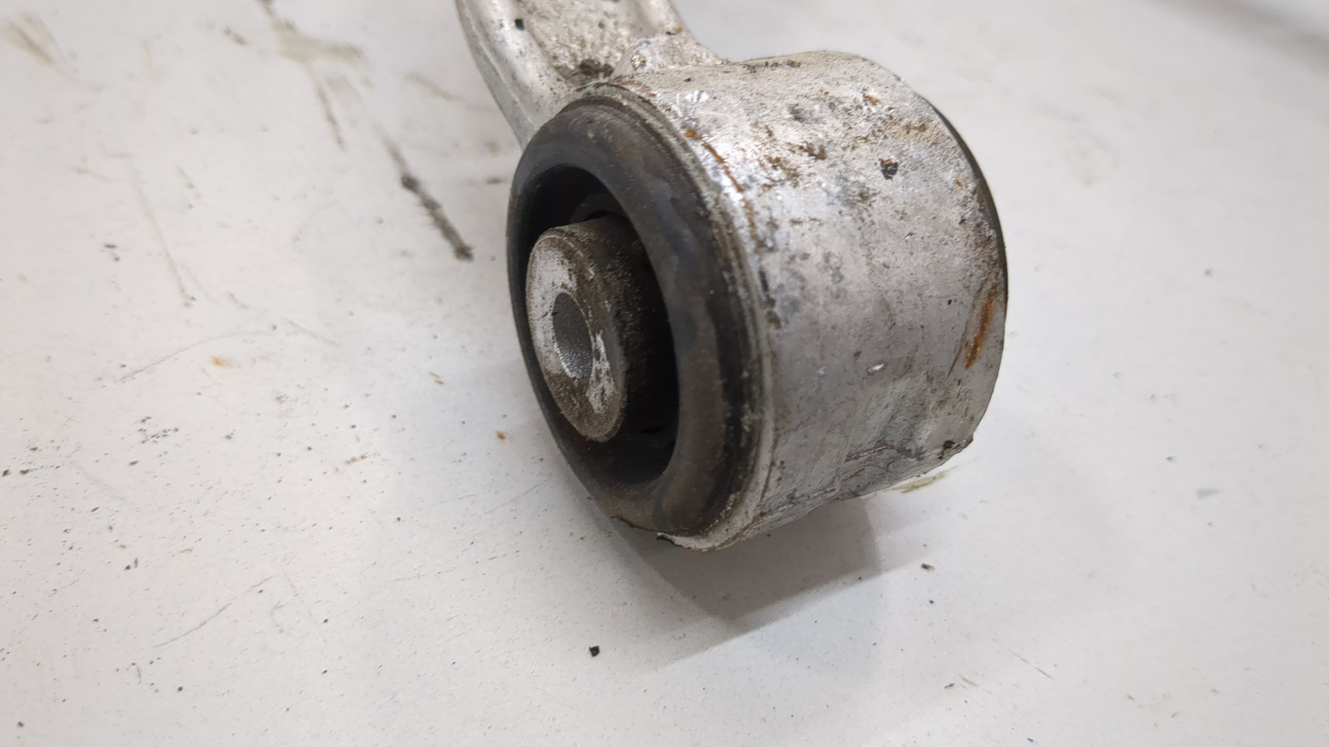 Рычаг передний