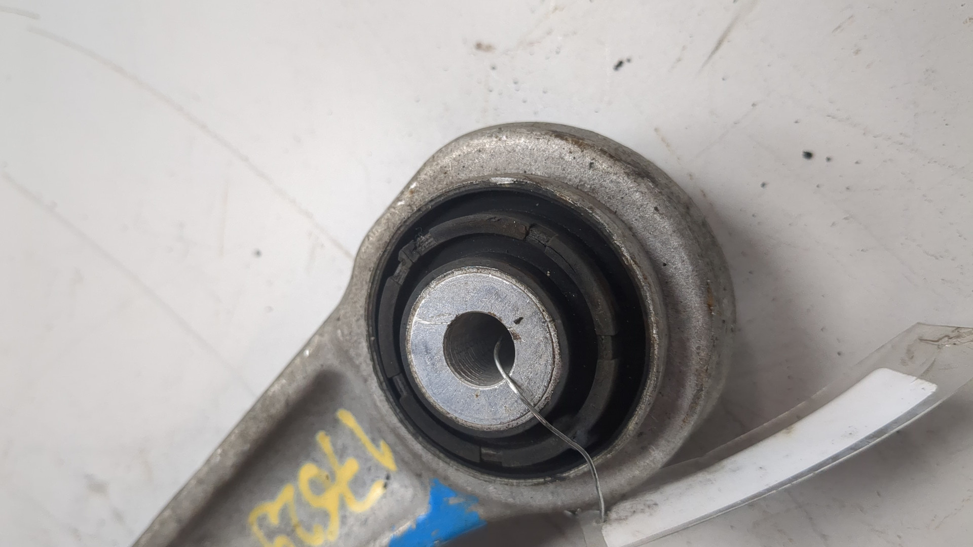 Рычаг передний правый