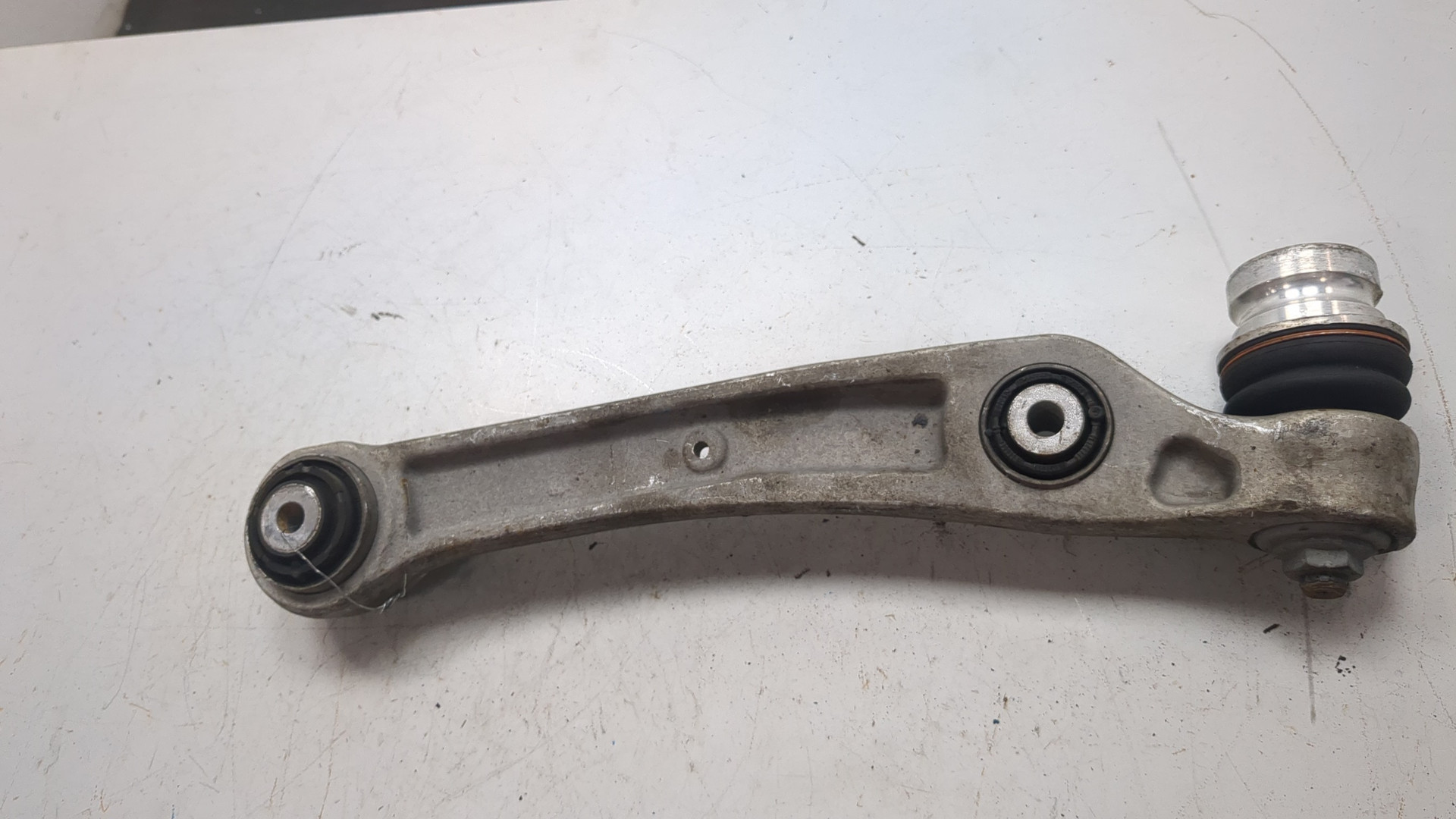 Рычаг передний правый