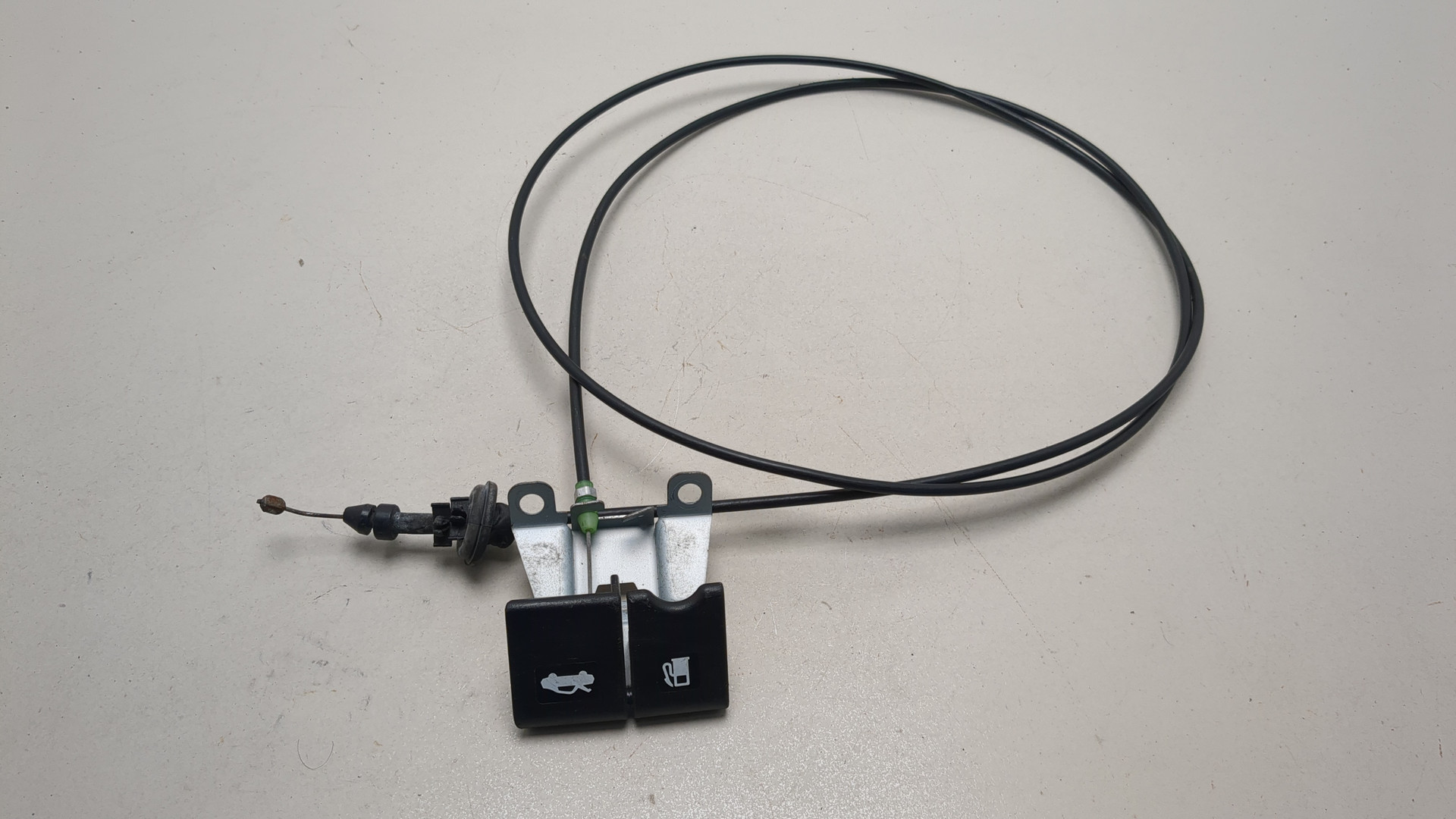 Трос открывания капота