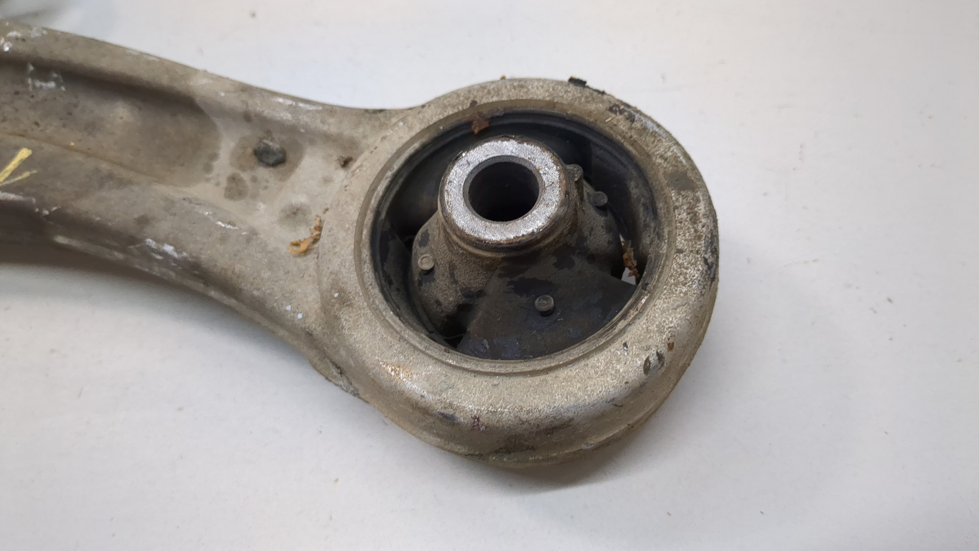 Рычаг передний левый