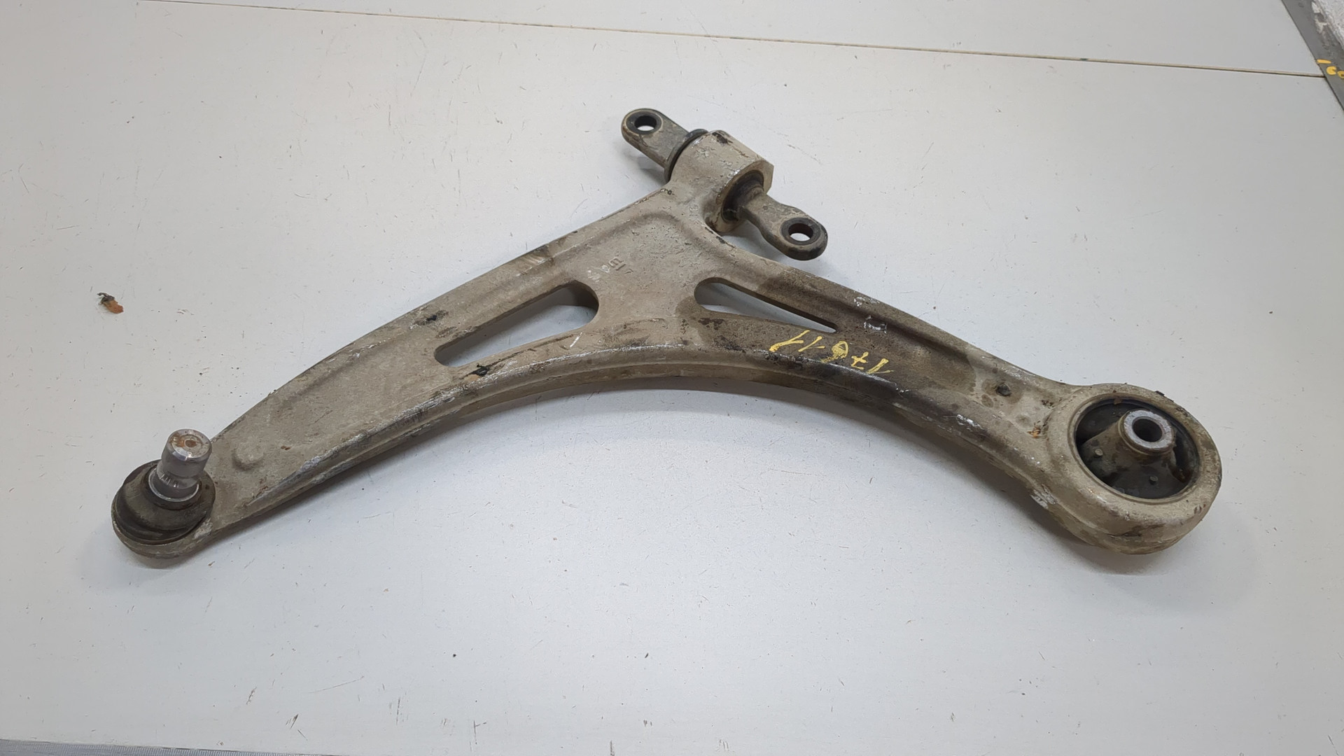 Рычаг передний левый