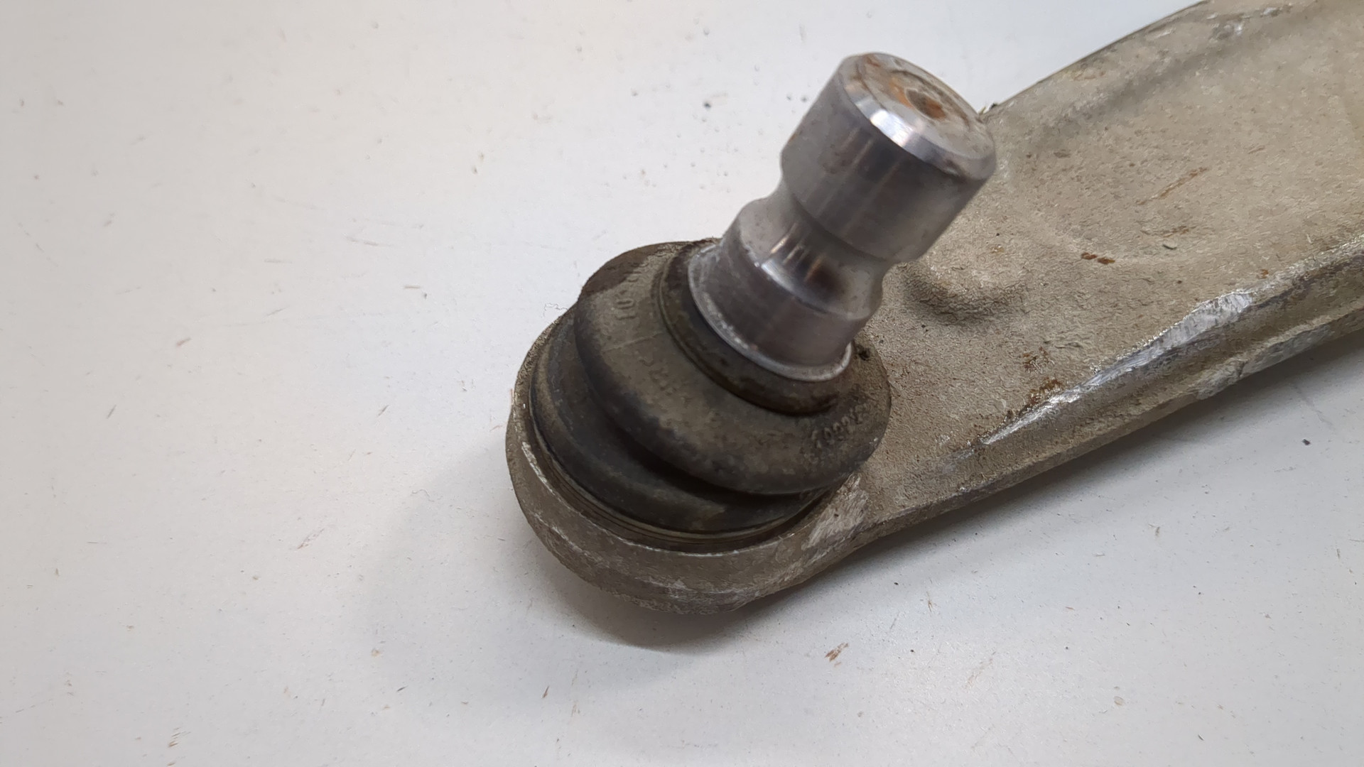 Рычаг передний левый