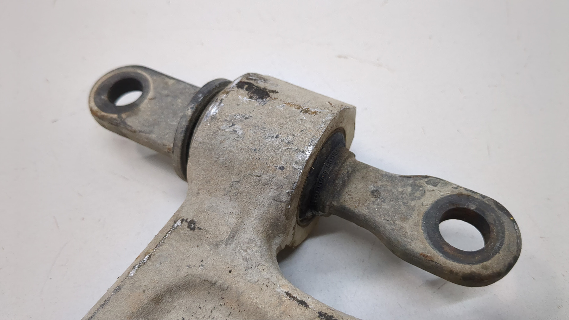 Рычаг передний левый