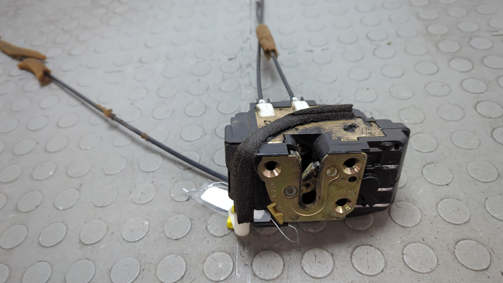 Замок двери передней левой